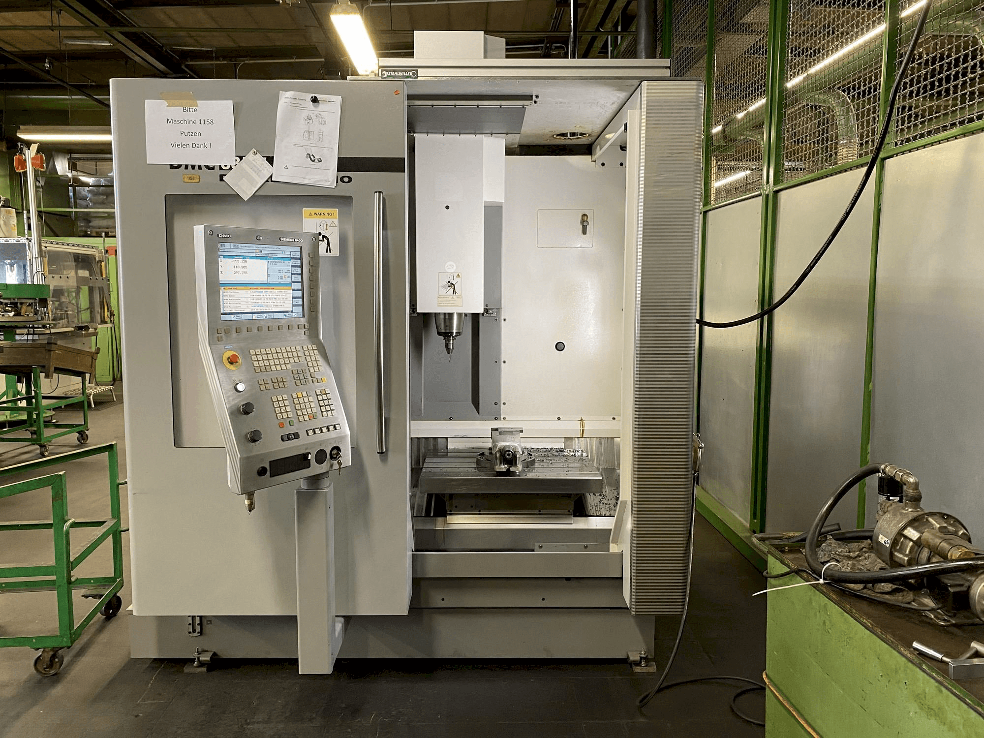 Vista Frontal da DECKEL MAHO DMC 635V máquina