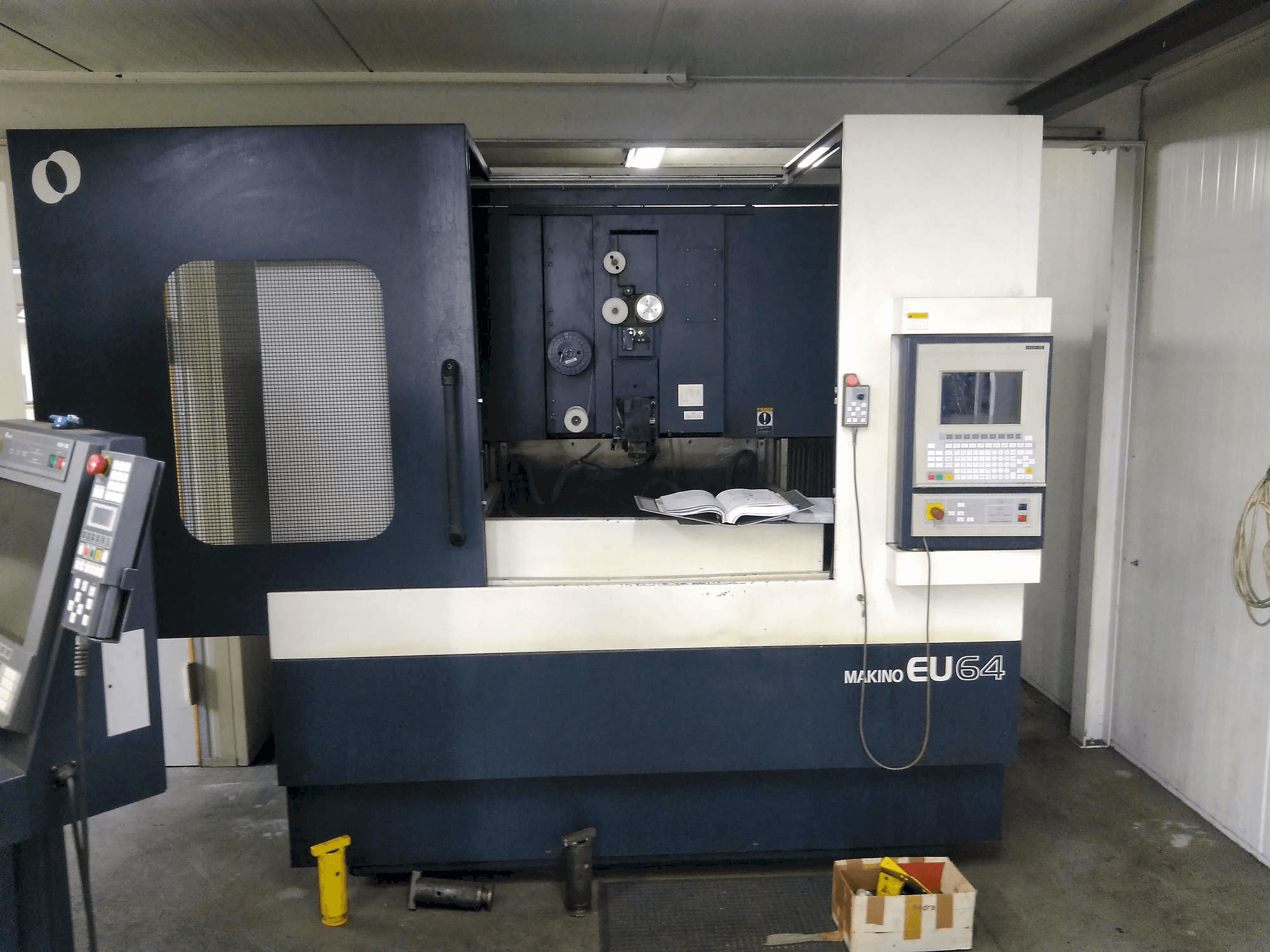 Vista Frontal da Makino EU64 máquina