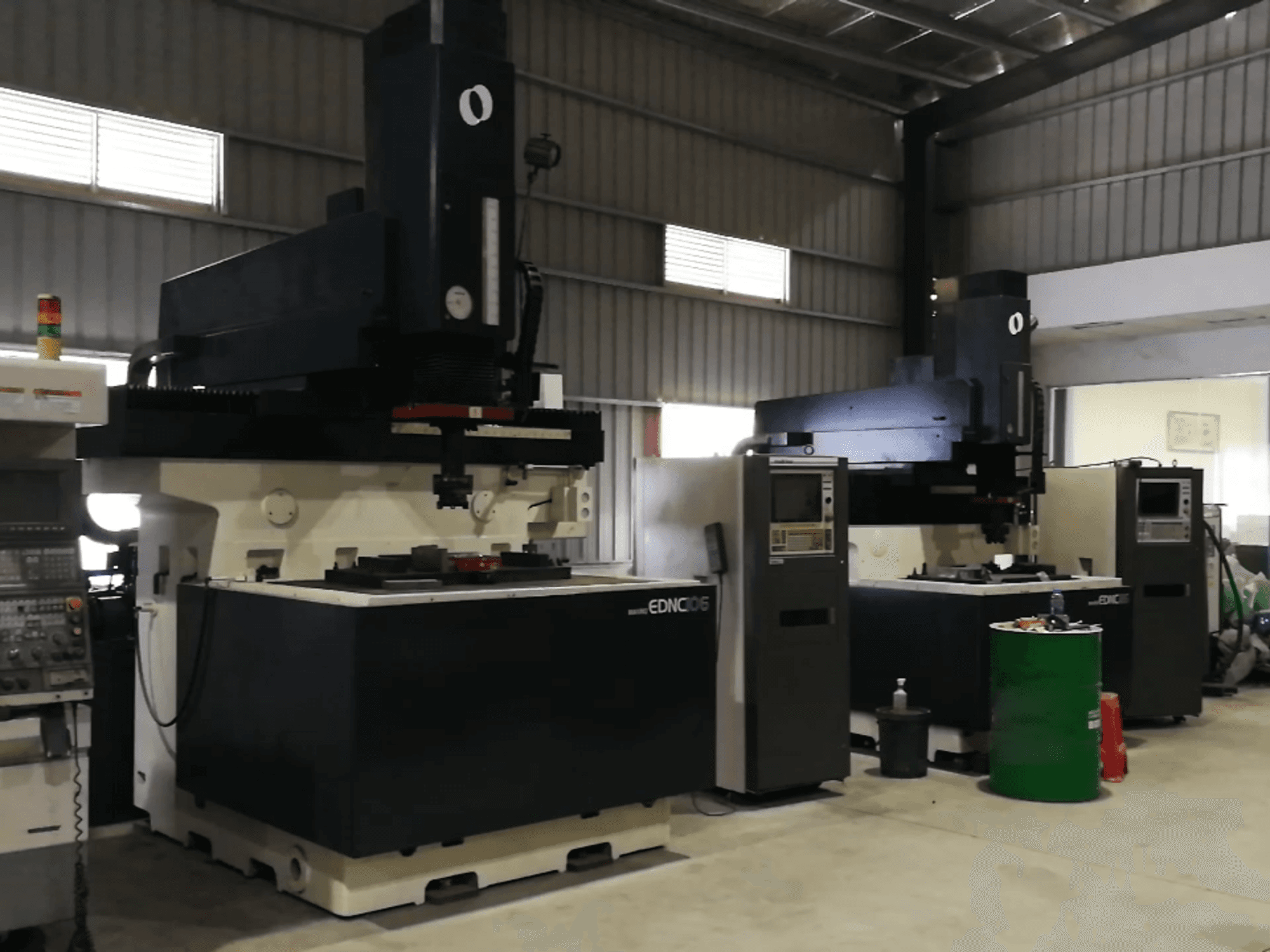Vista Direita da Makino EDNC106 máquina