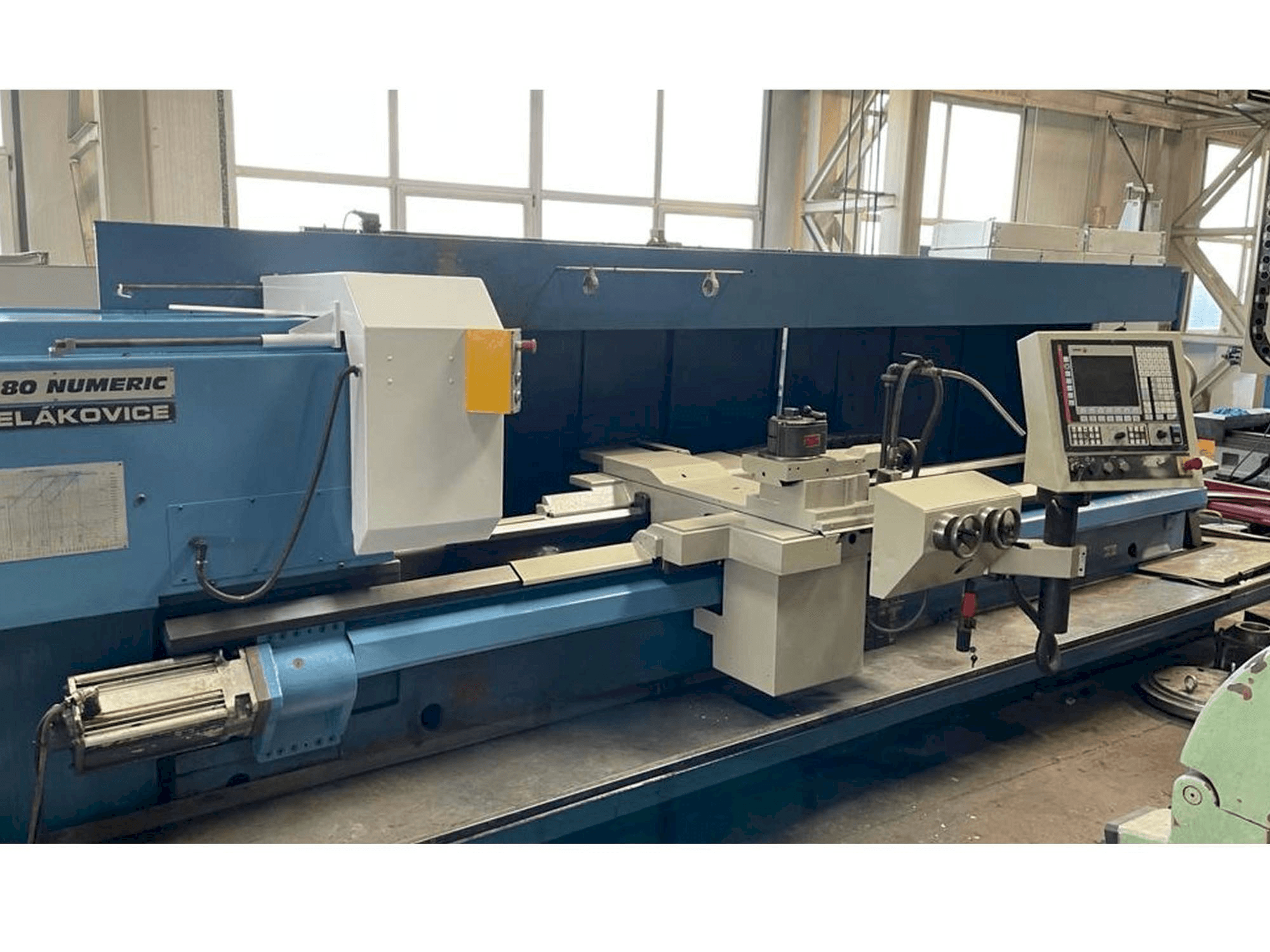 Vista Frontal da TOS SUA 80 / 3500 máquina