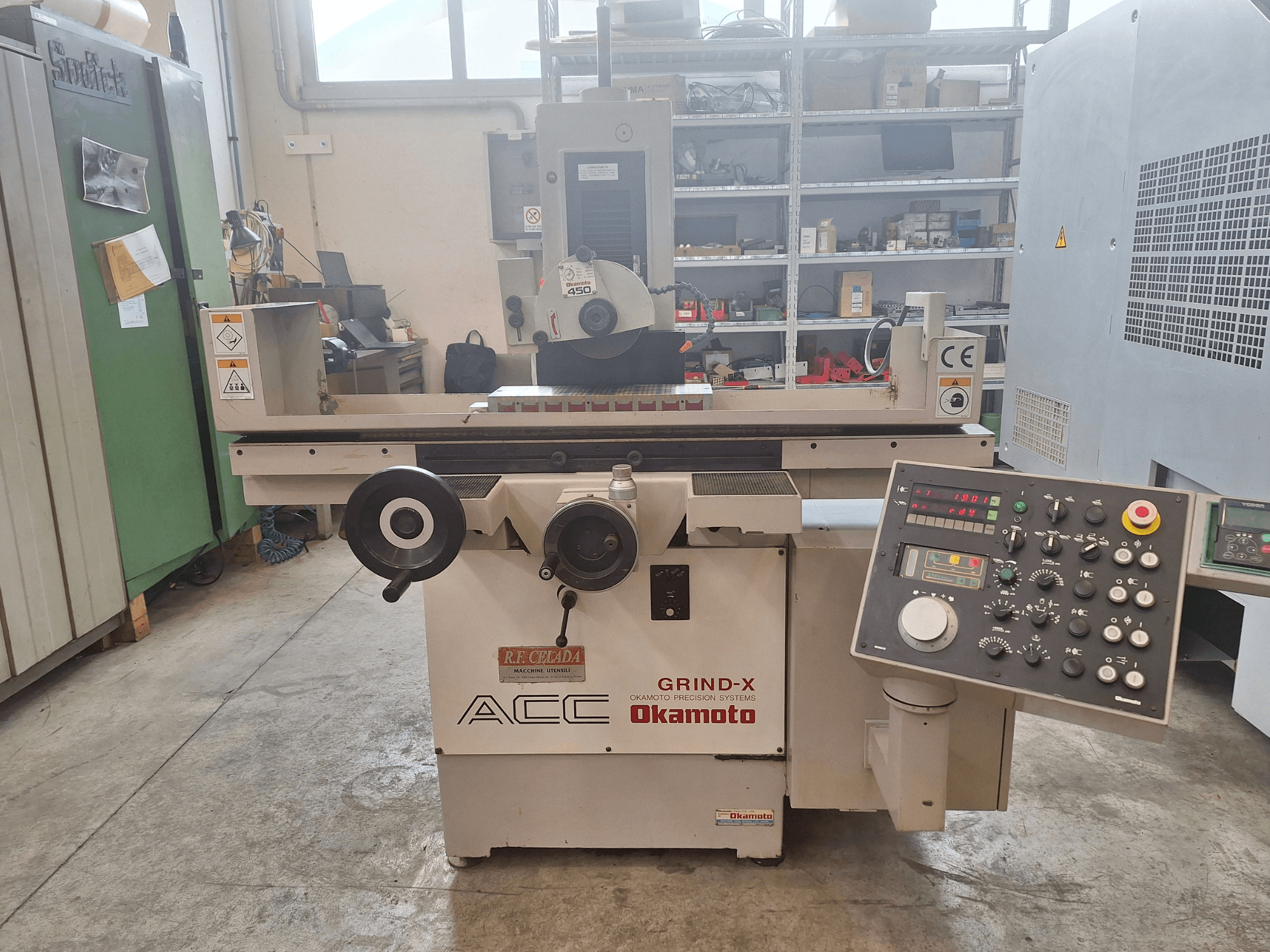 Rectificadora de superfície Okamoto ACC Grind-X, vista frontal, com um painel de controlo com mostradores e botões, adequada para retificação de precisão.