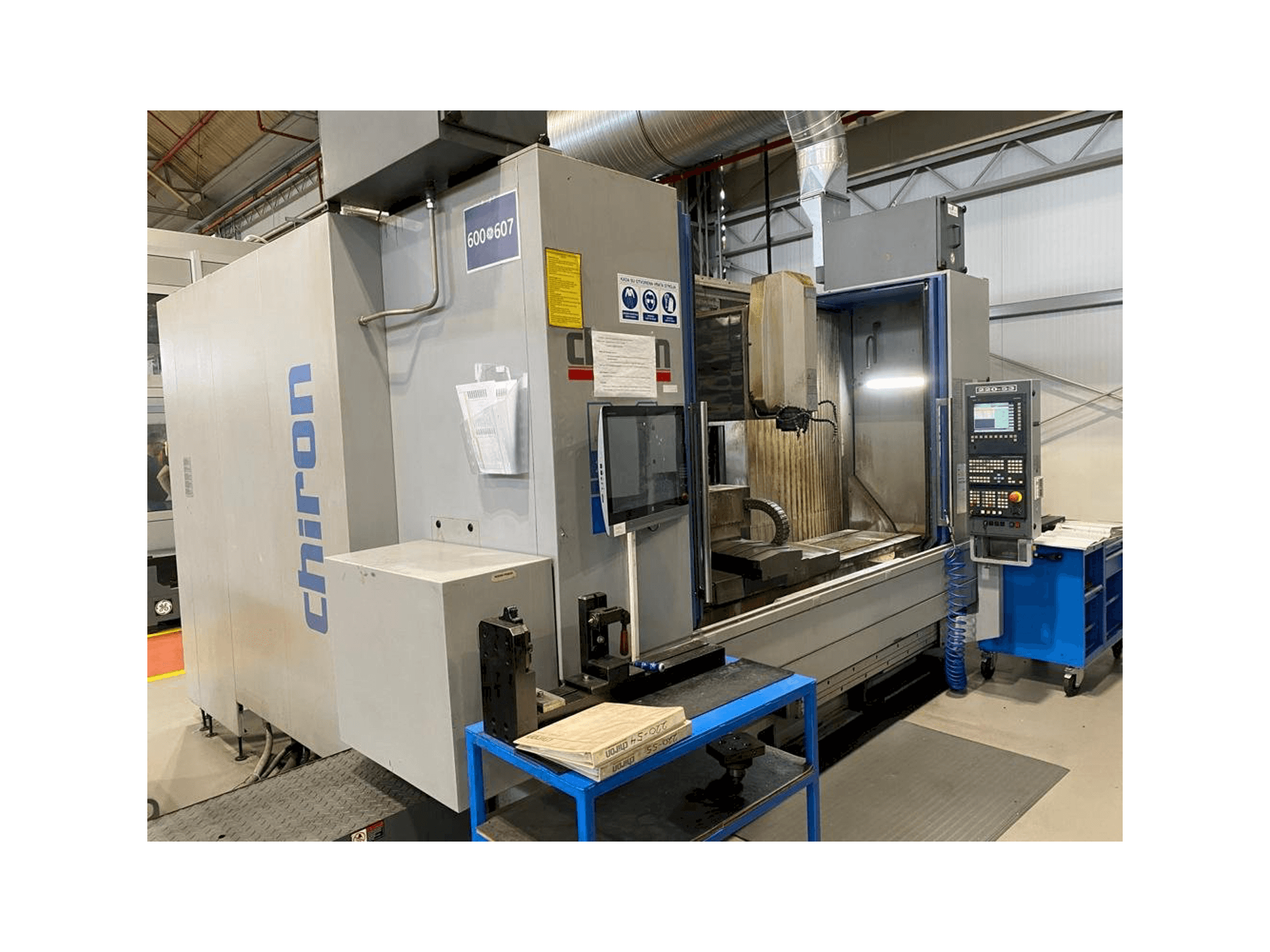 Vista Frontal da CHIRON MILL 2000 máquina