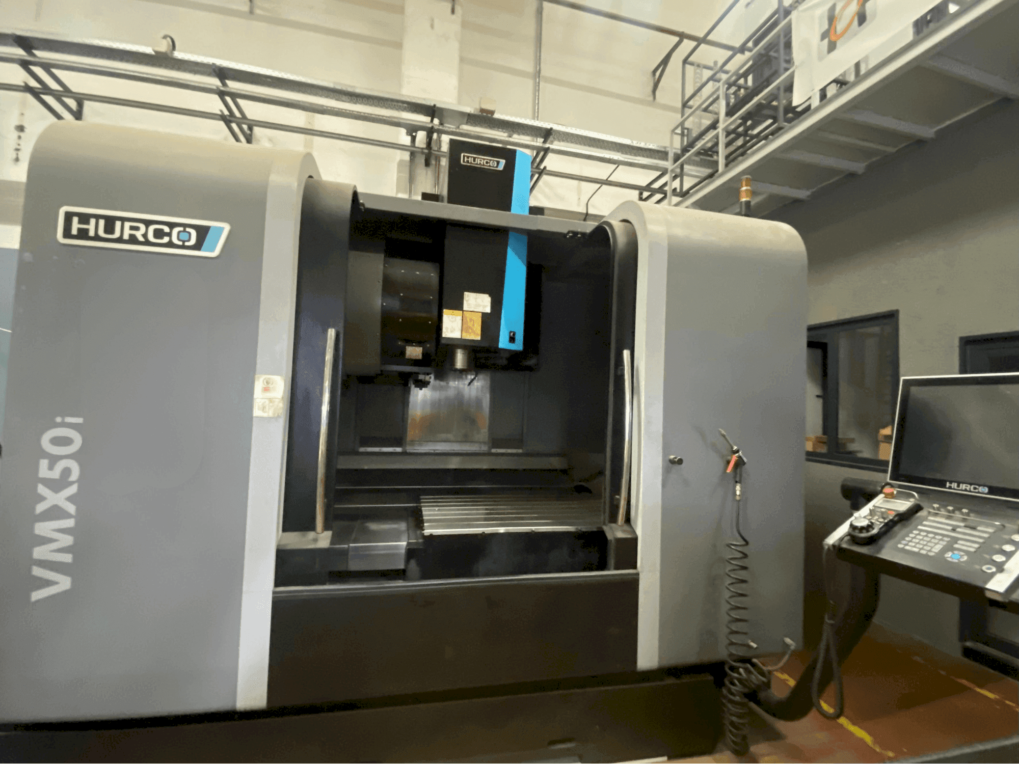 Vista Frontal da Hurco VMX50i máquina