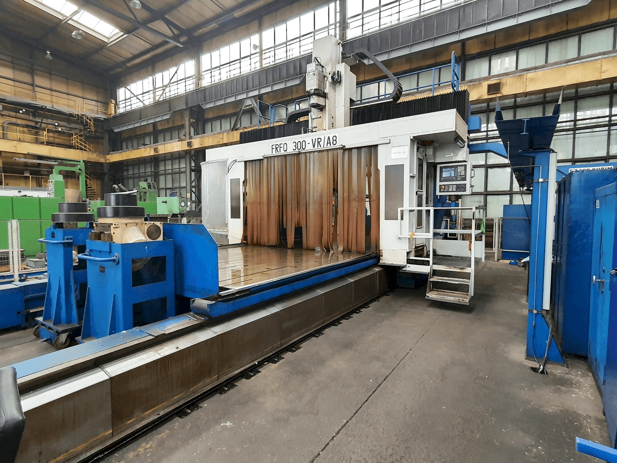Vista Frontal da Tos KURZIM FRFQ 300-VK/A8 CNC máquina