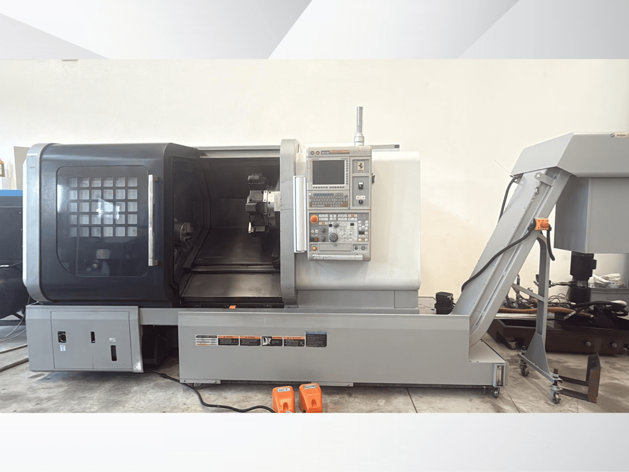 Torno horizontal MORI SEIKI NLX 2500M visto de frente, mostrando o painel de controlo e o acesso livre para a usinagem.