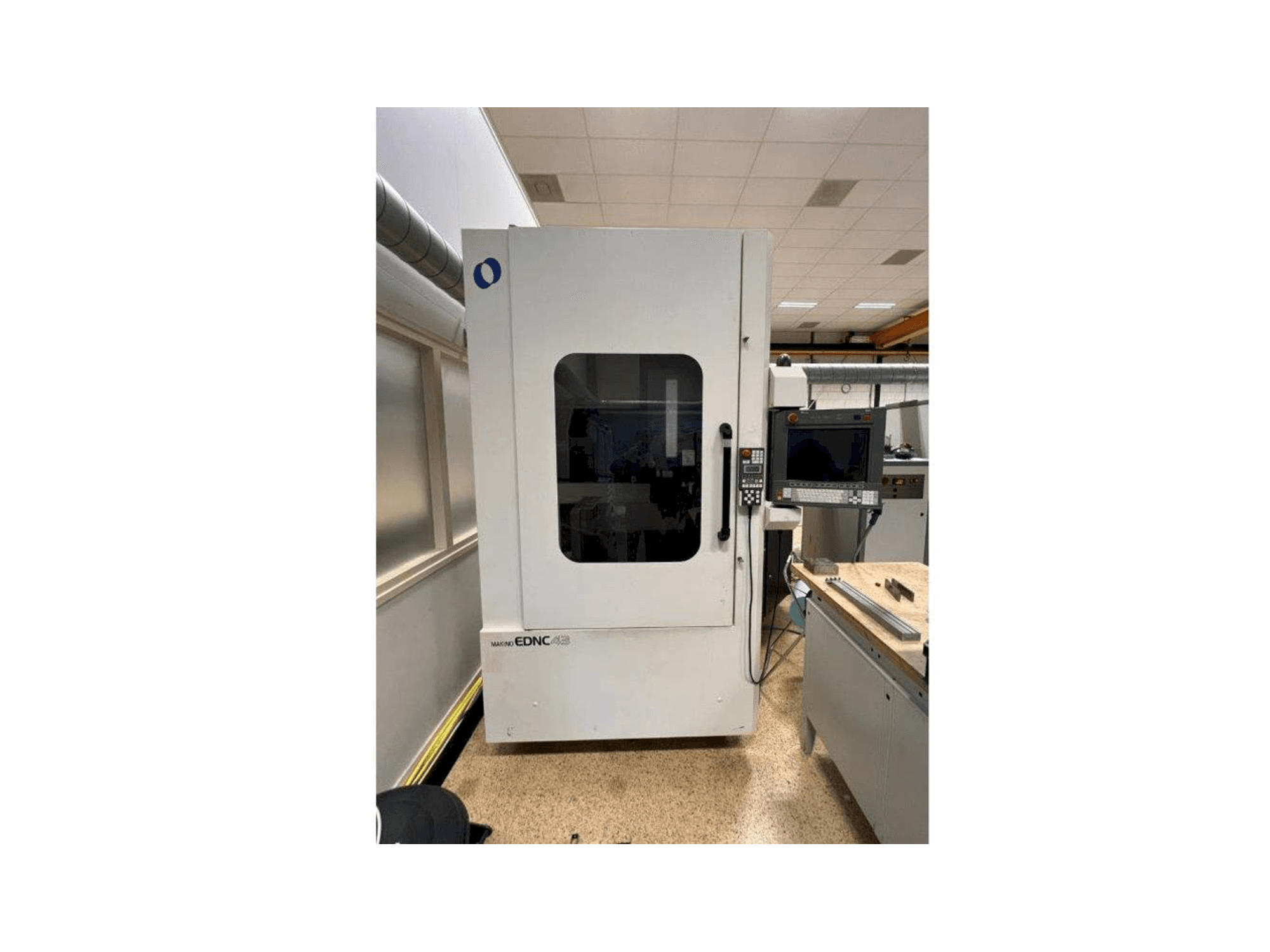 Vista Frontal da Makino EDNC 43 máquina