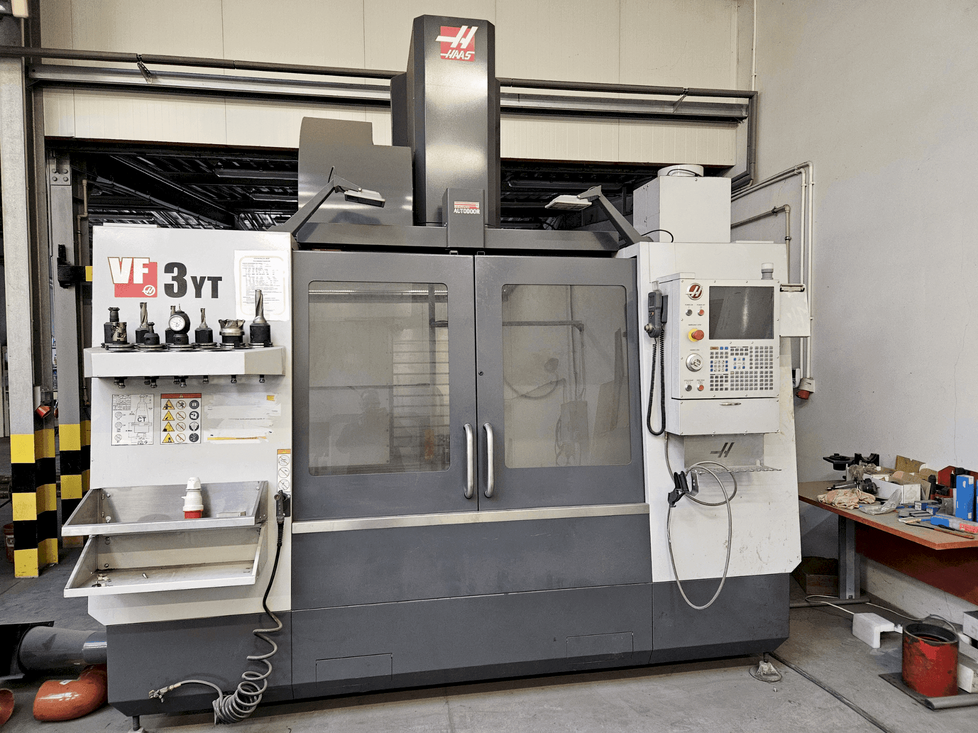 Vista Frontal da HAAS VF-3YT/50 máquina