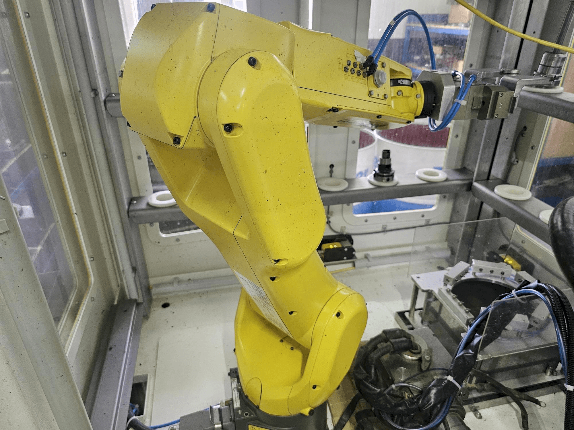 Vista Frontal da FANUC LR Mate 200 id 7L máquina