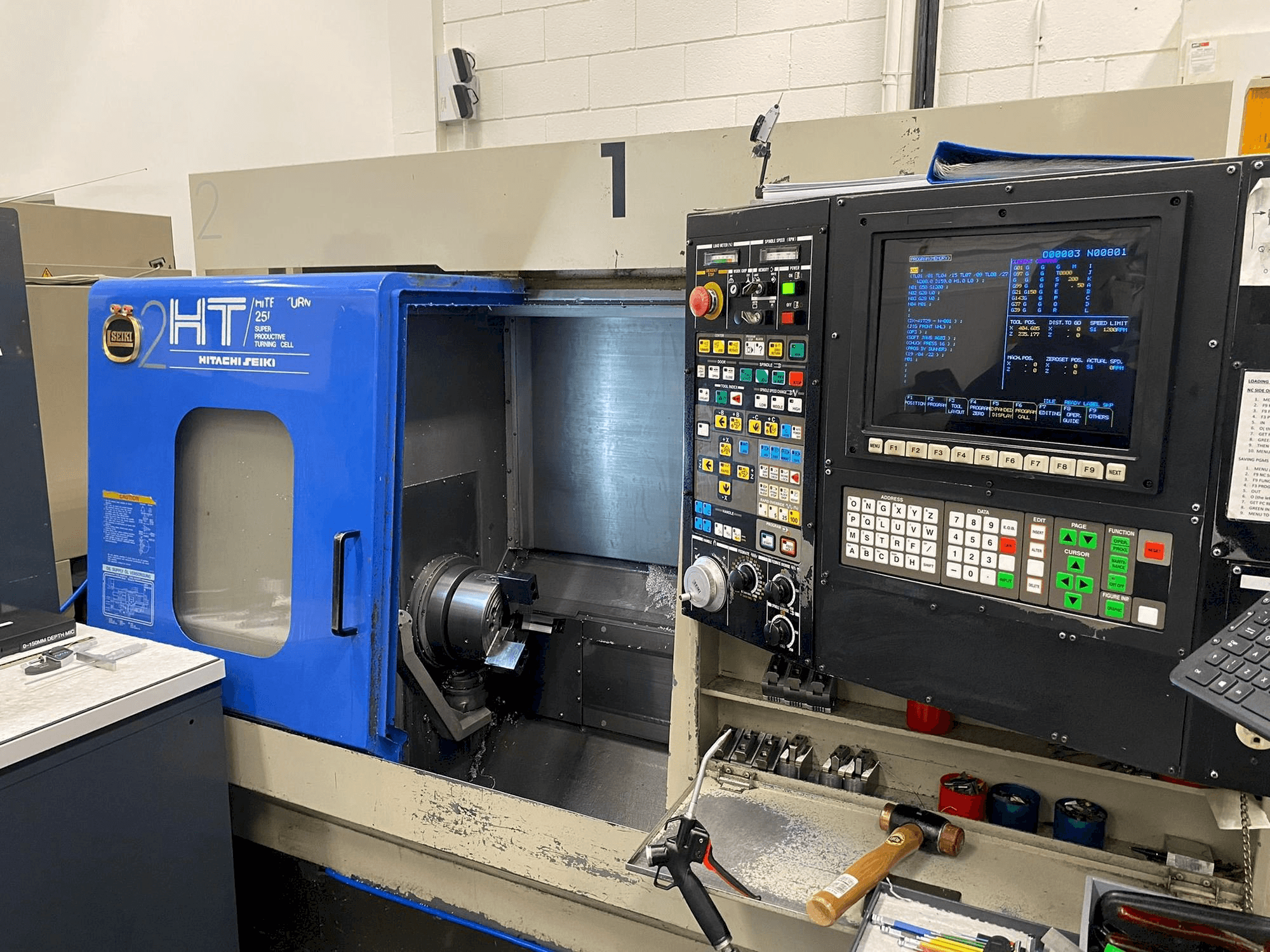 Vista Frontal da HITACHI SEIKI Hi Tech 25R máquina