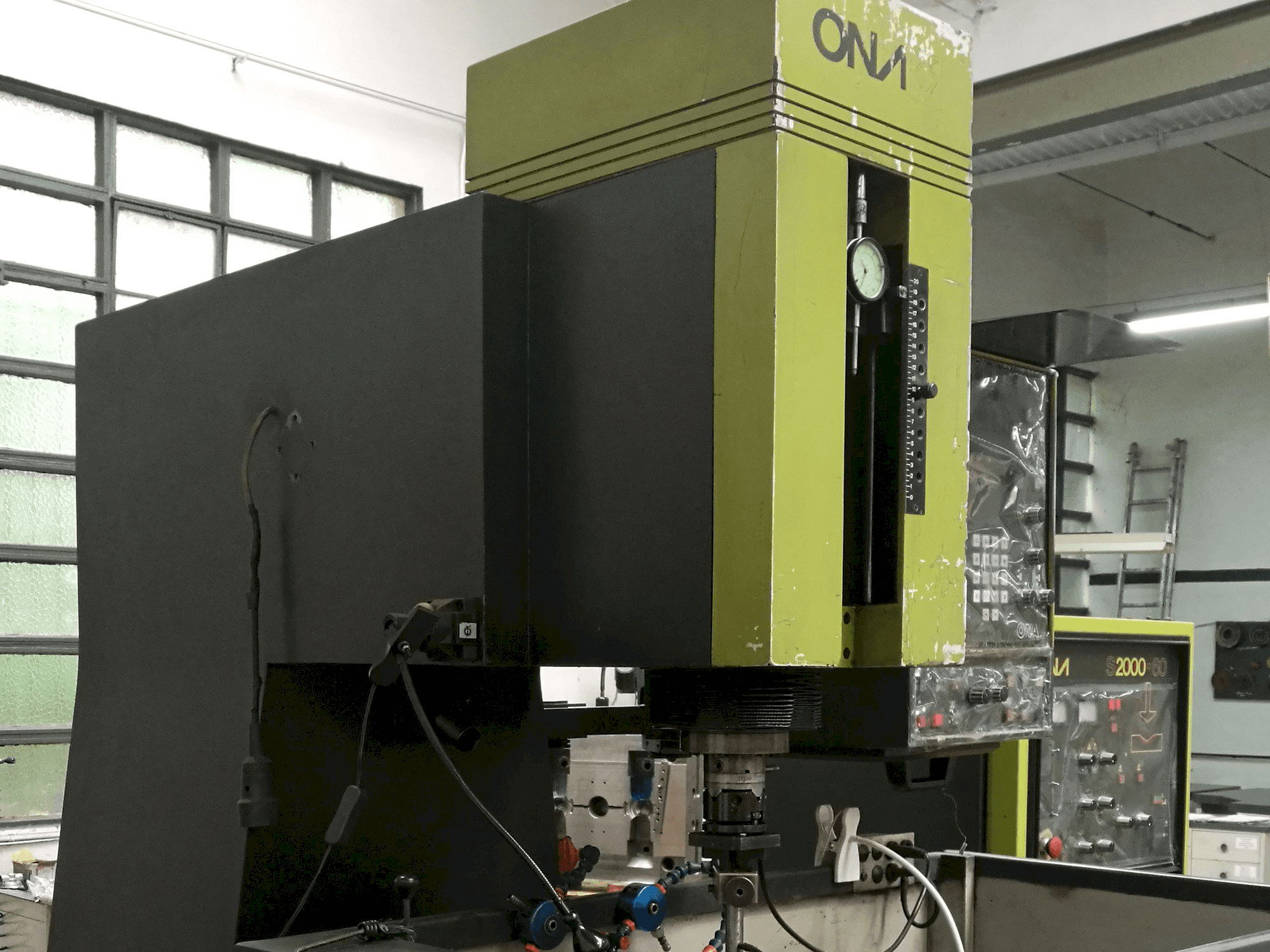 Vista Esquerda da ONA IN 260 máquina