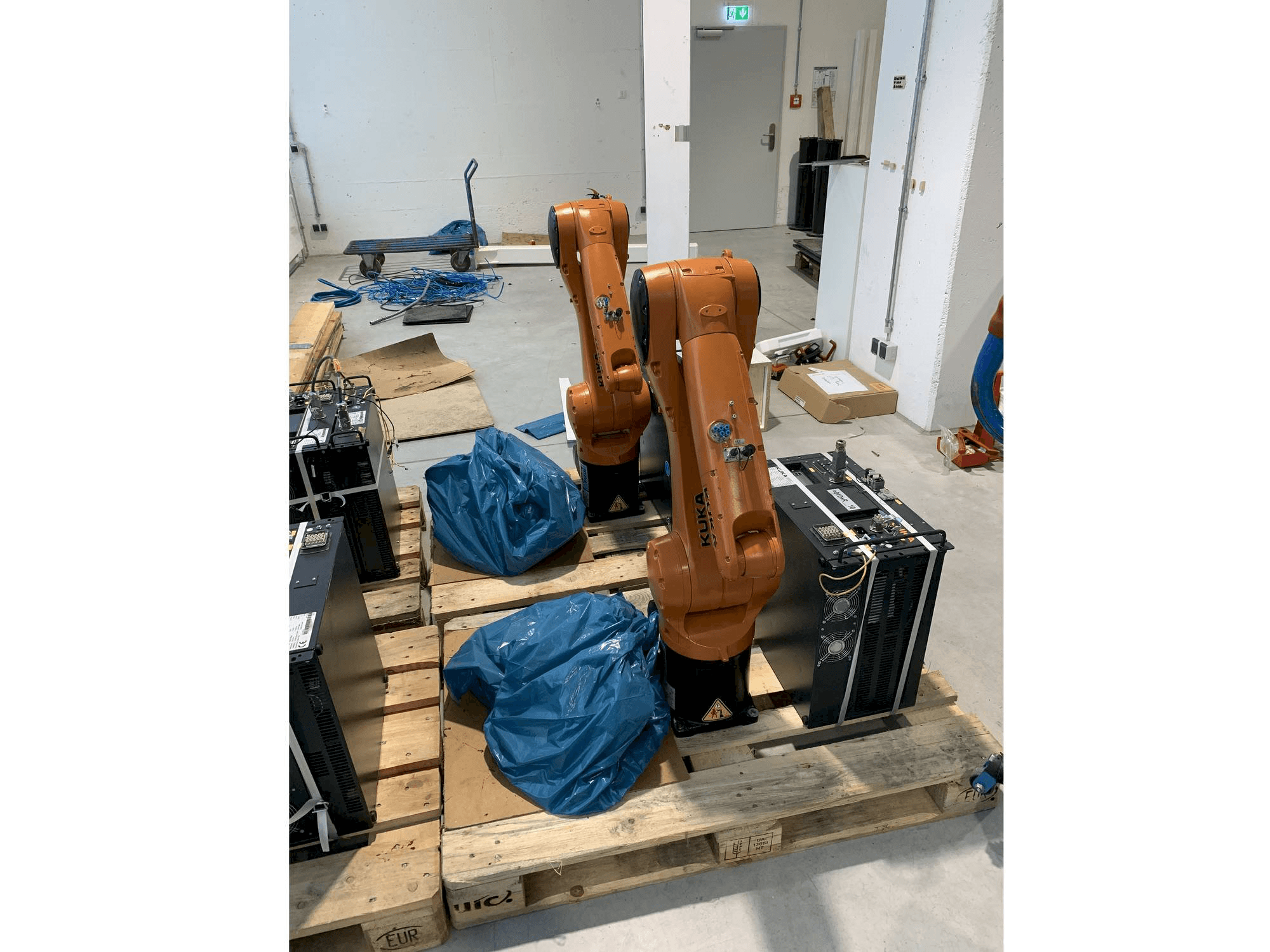 Vista Frontal da KUKA KR10 R1100 with KR C4 COMPACT Controller máquina