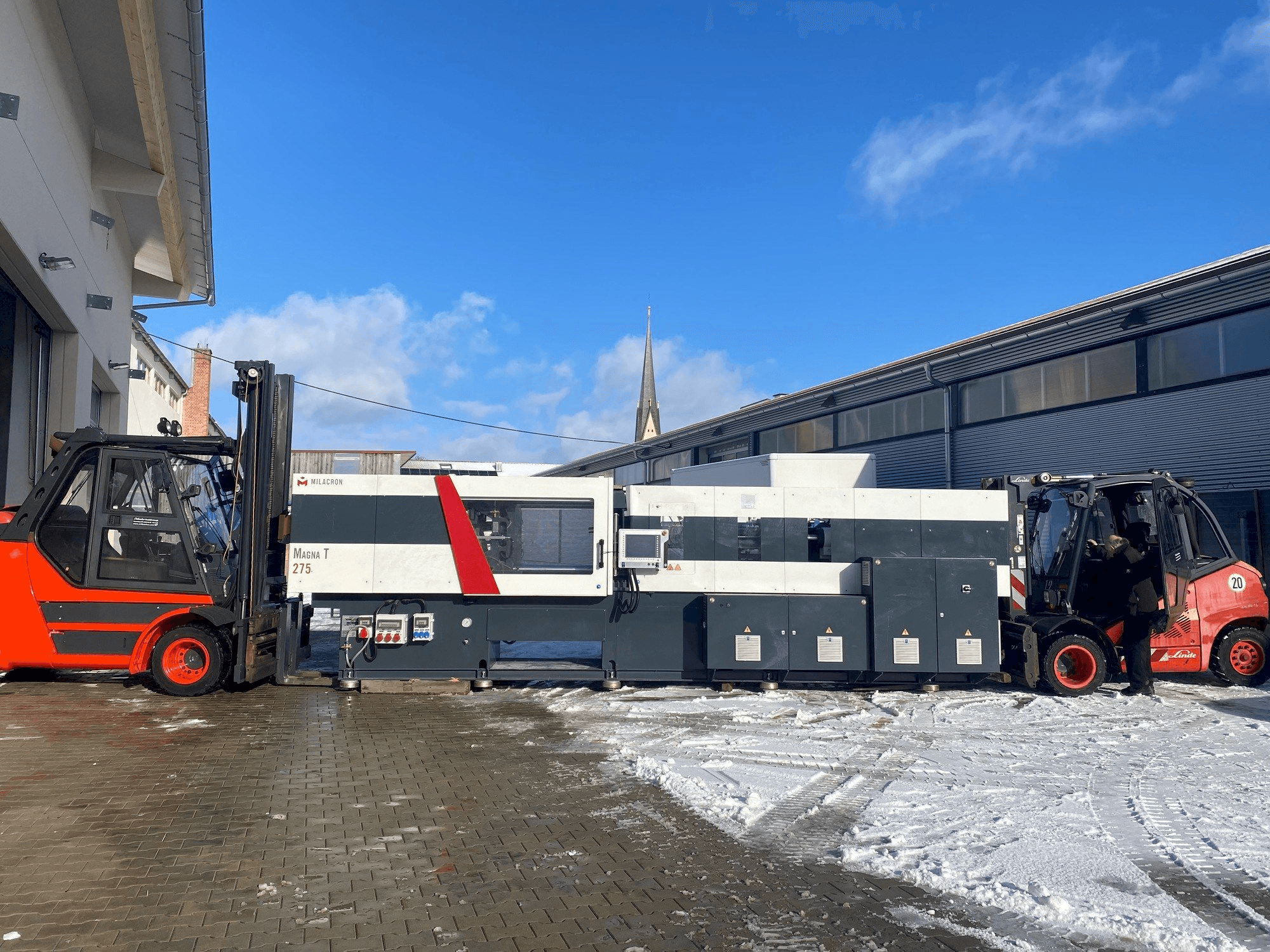 Vista Frontal da Milacron Magna T (MTs) - 275 máquina