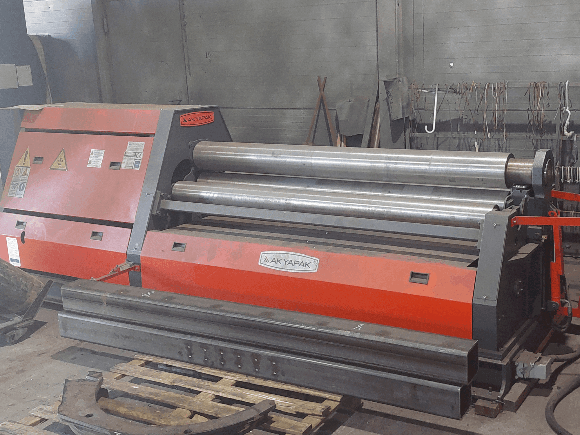 Vista Frontal da Akyapak AHS 20/06 máquina