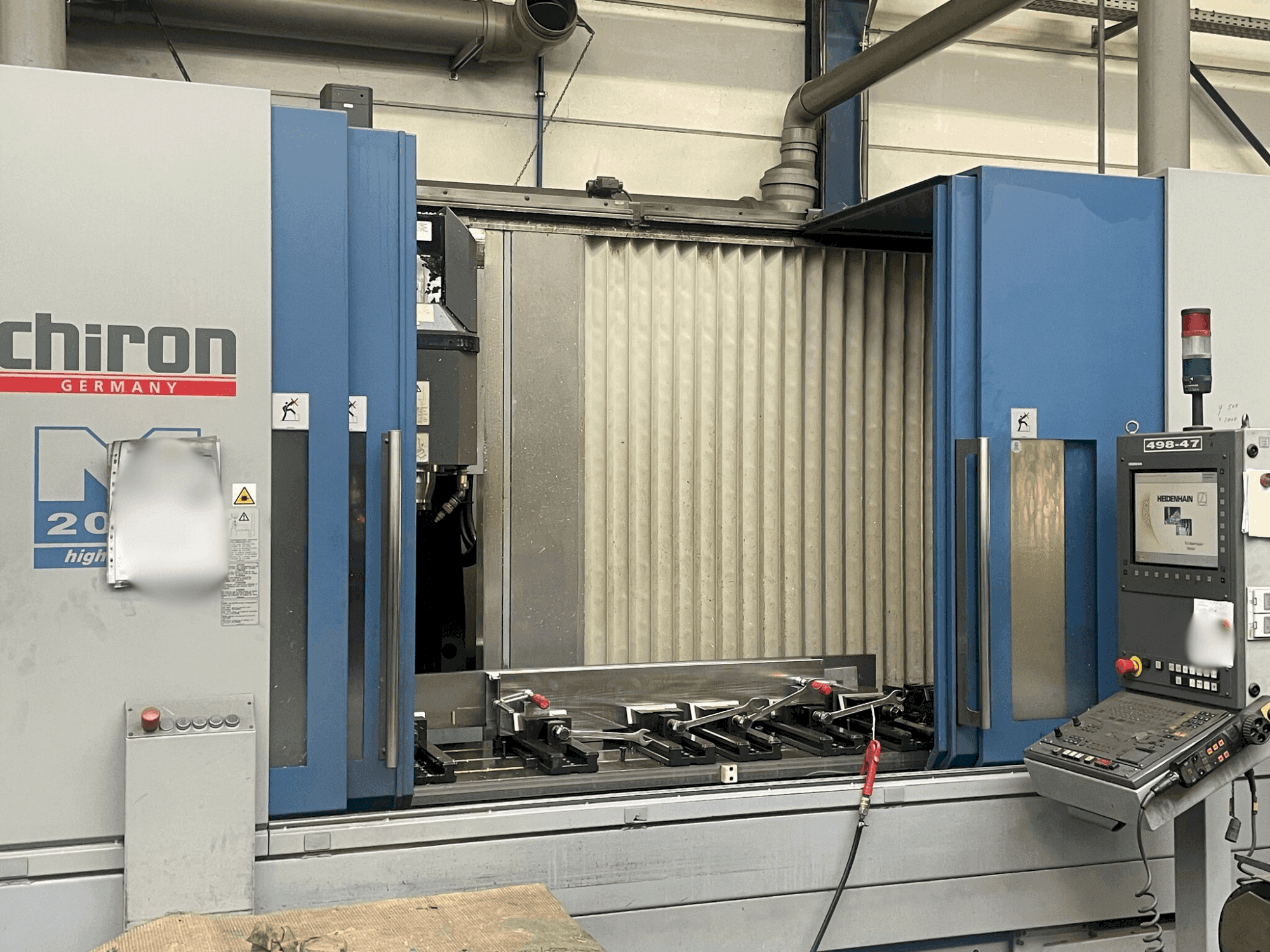 Vista Frontal da CHIRON Mill 2000 máquina