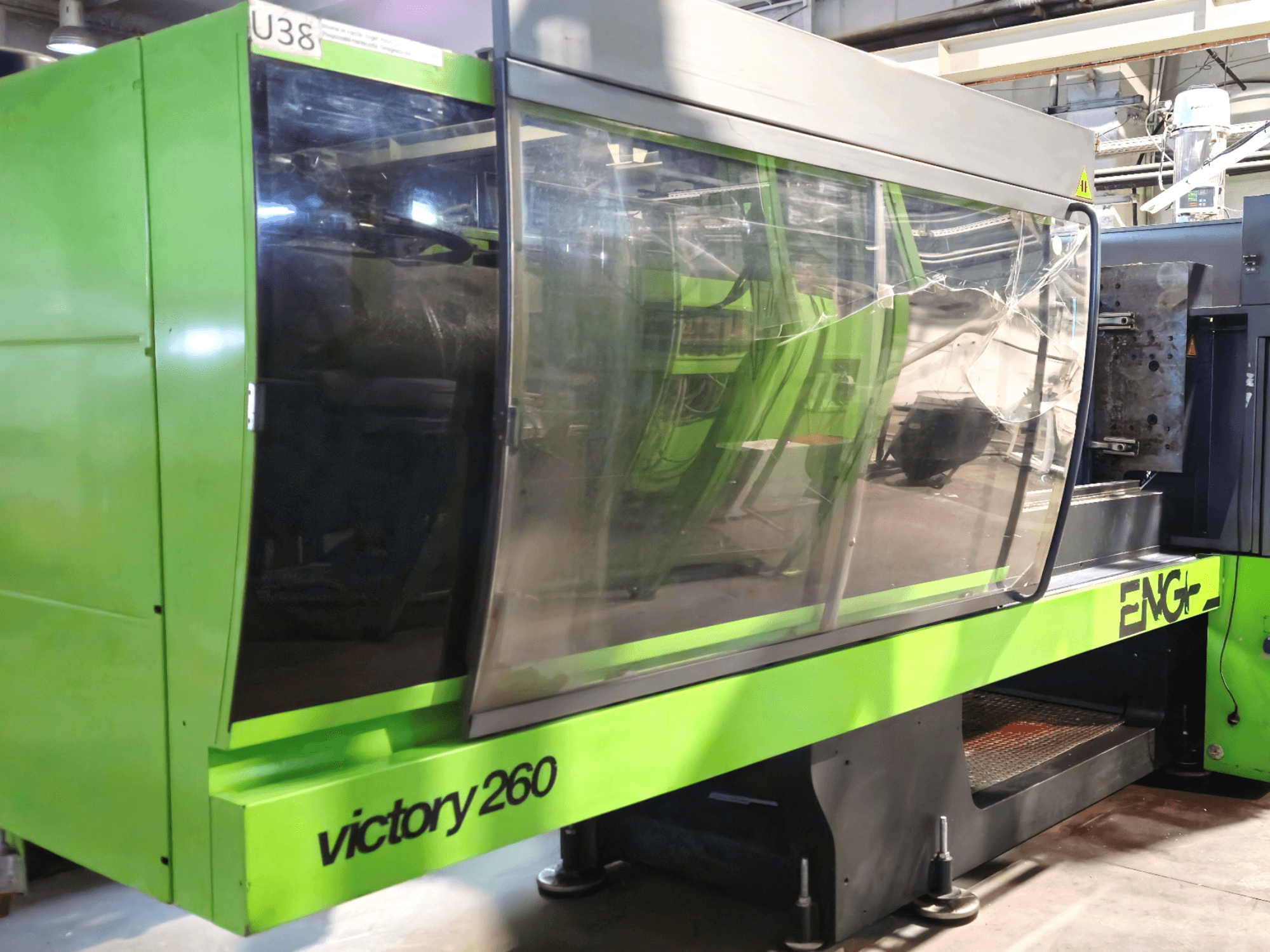 Máquina de moldagem por injeção ENG victory 260, vista frontal; apresenta um exterior verde e um grande painel de vidro para visibilidade.