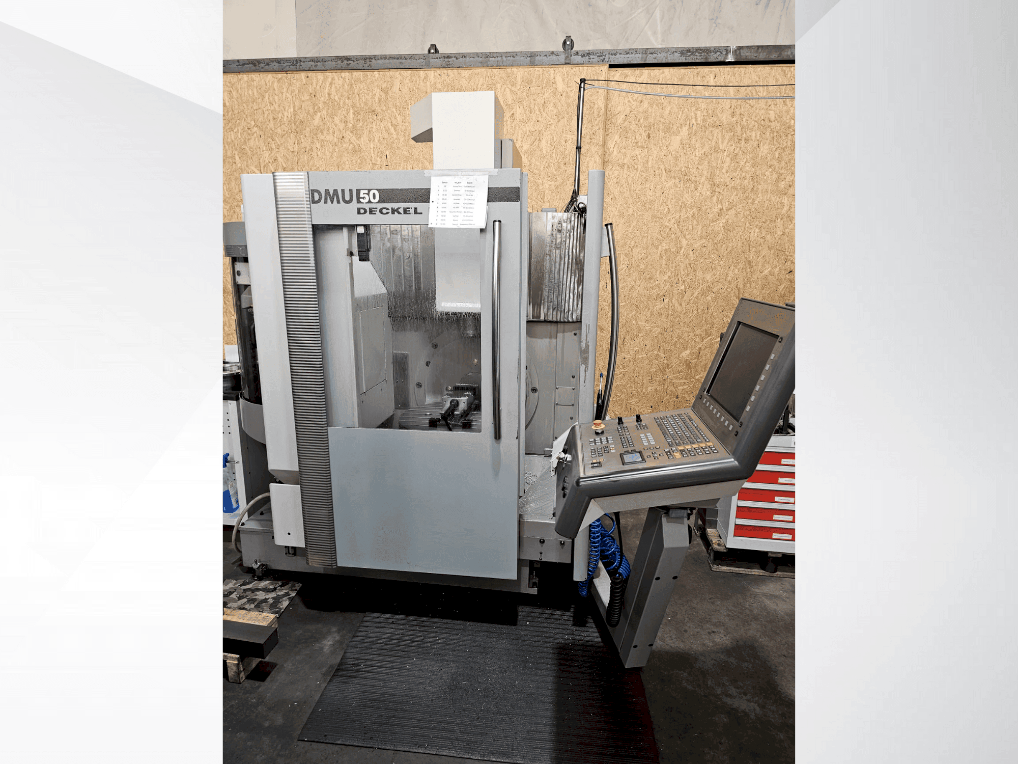 Vista Frontal da DMG DECKEL MAHO DMU 50 máquina