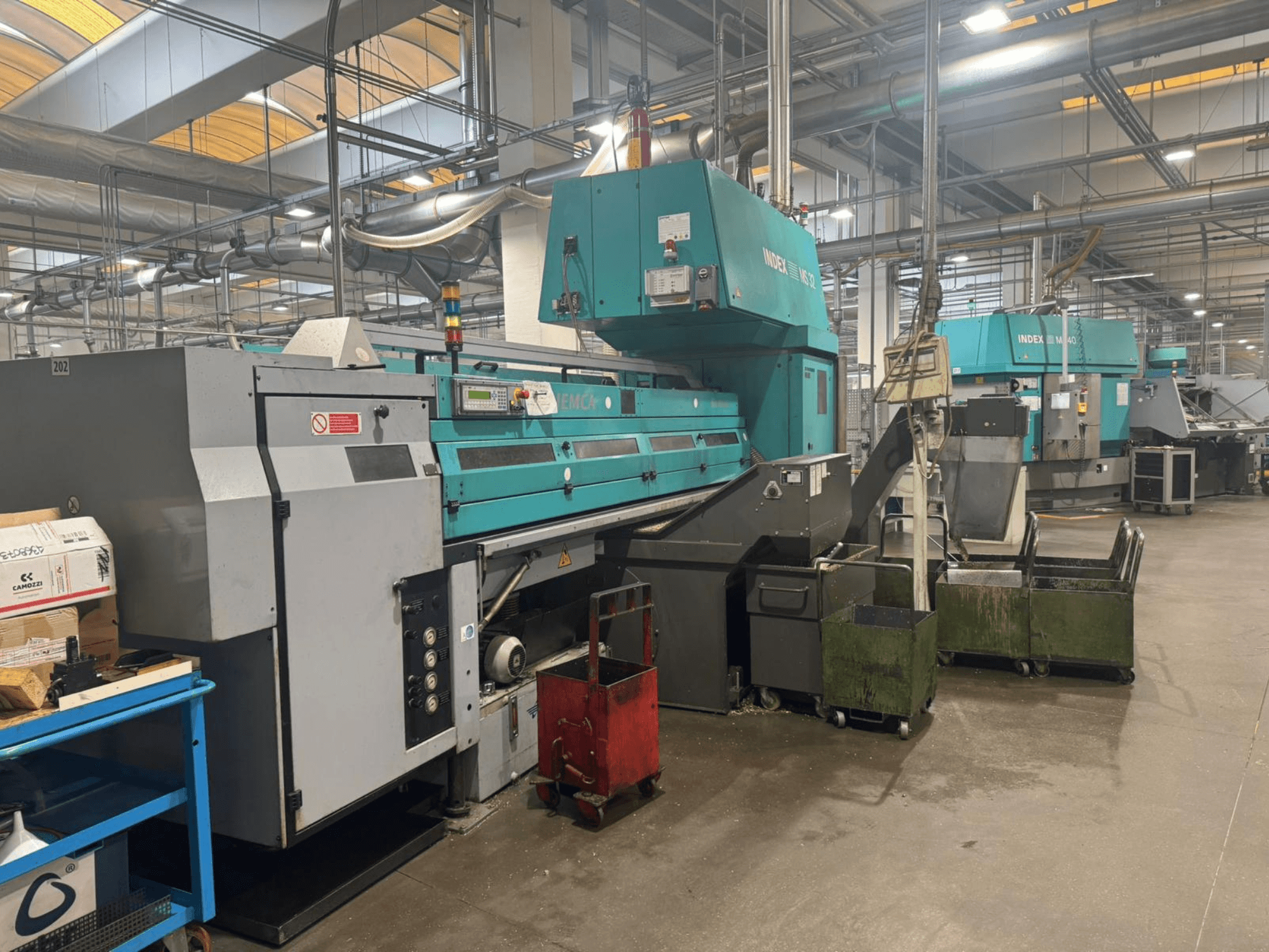 Torneiro multifuso, INDEX MS32C, vista frontal mostrando os controlos e a área operacional numa oficina.