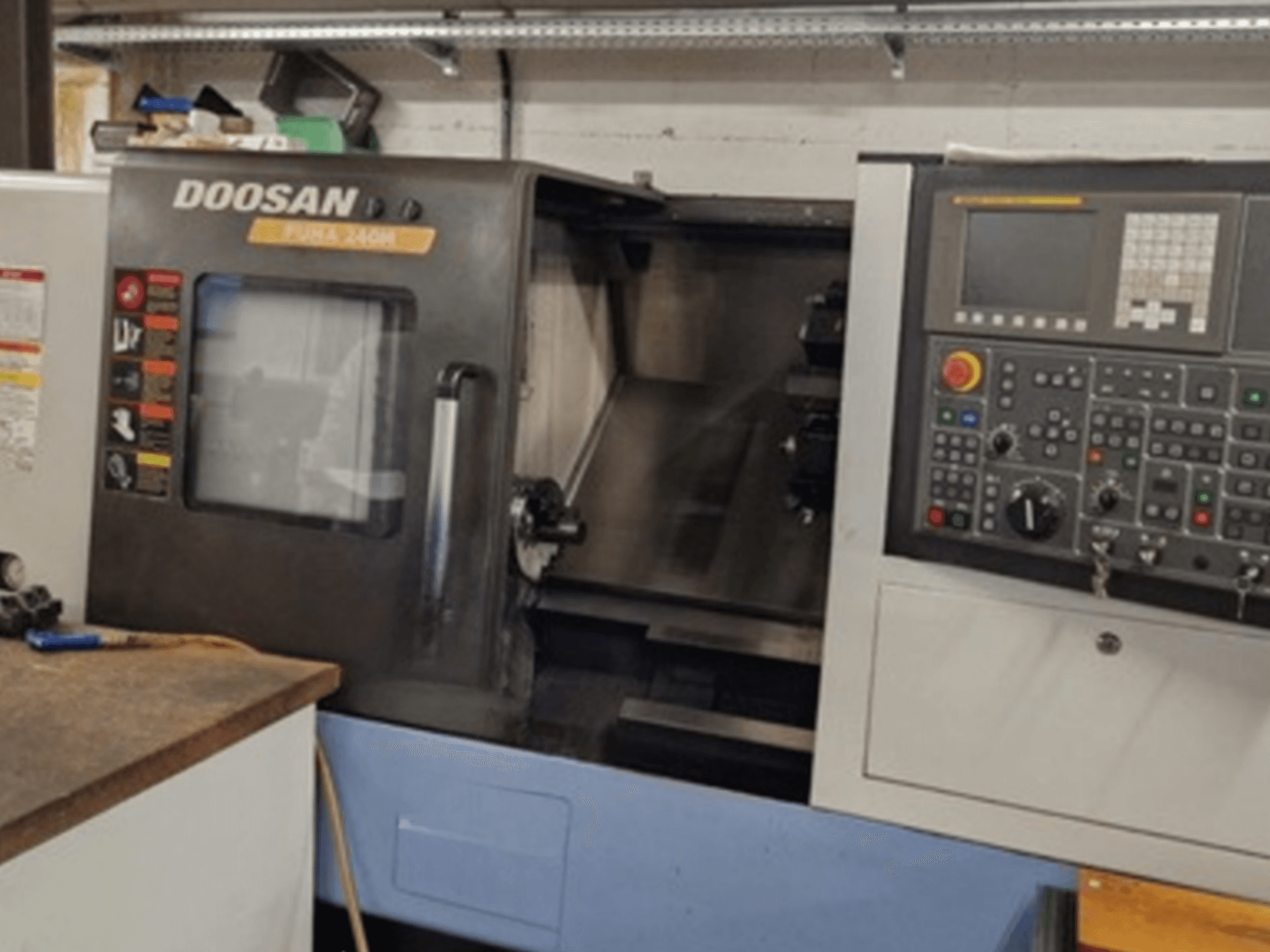 Vista frontal do torno horizontal DOOSAN Puma 240MB, mostrando o painel de controlo e as funções operacionais.