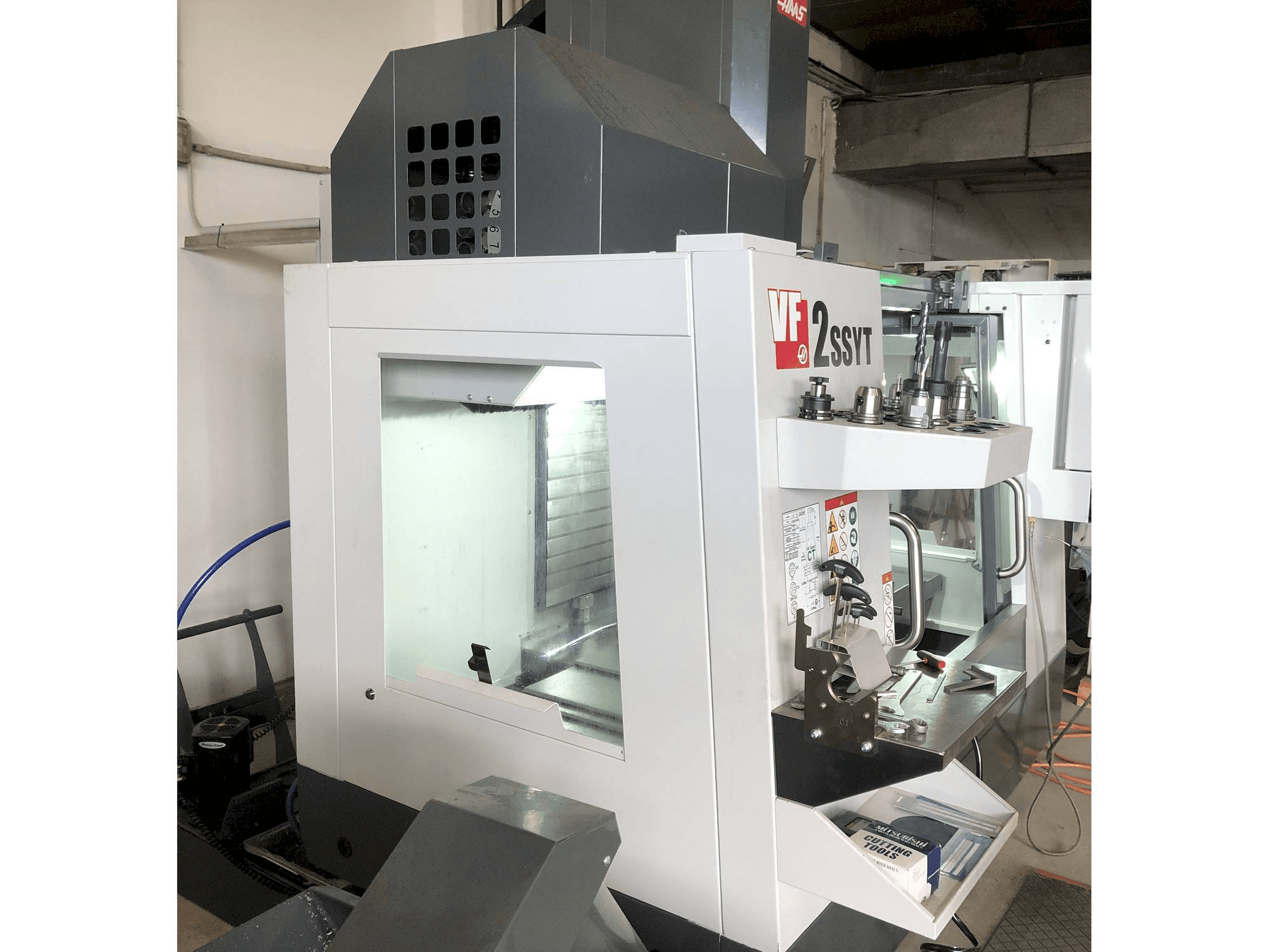 Vista Frontal da HAAS VF-2SSYT máquina