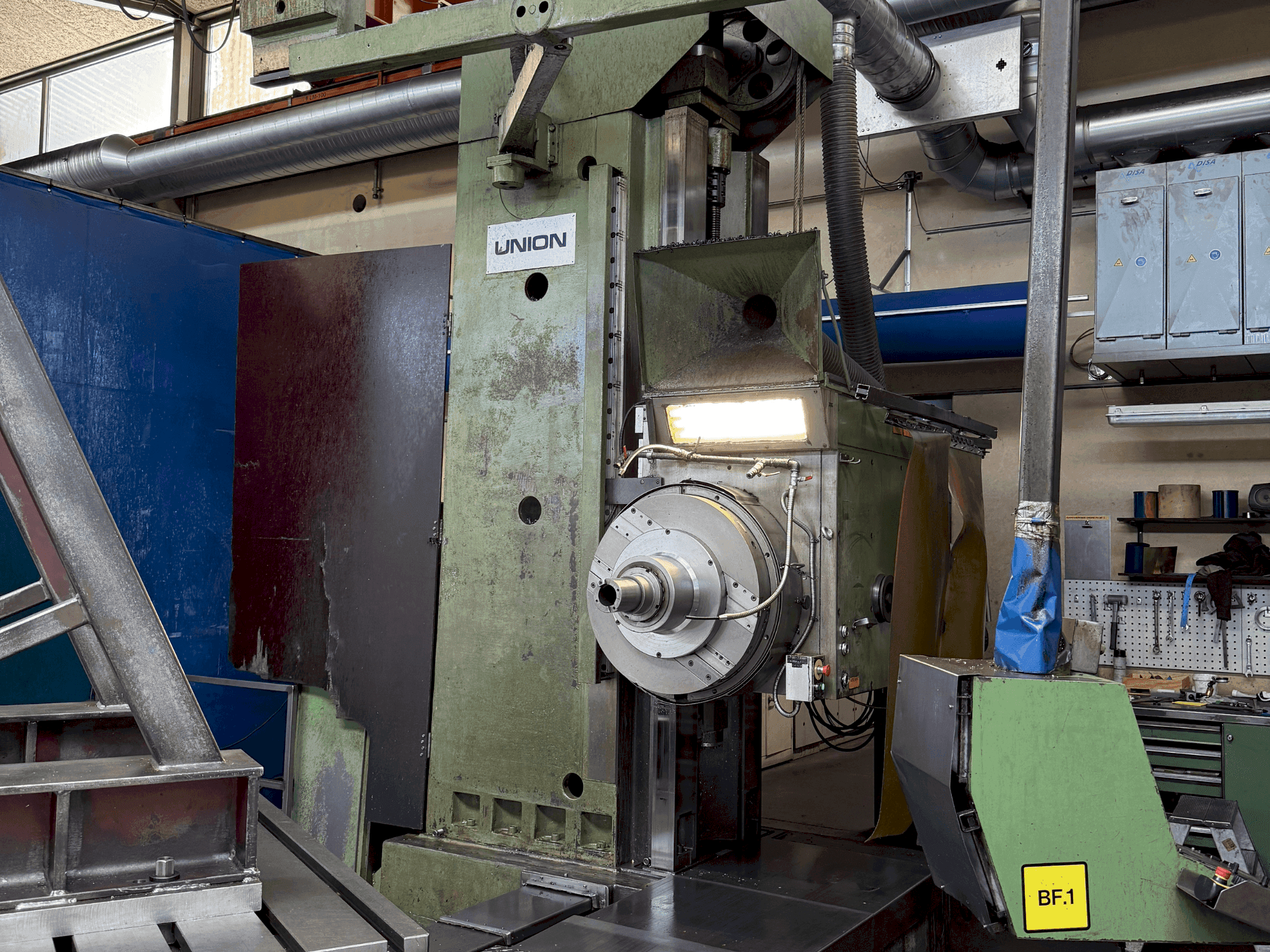 Vista Frontal da UNION BTF 110 máquina