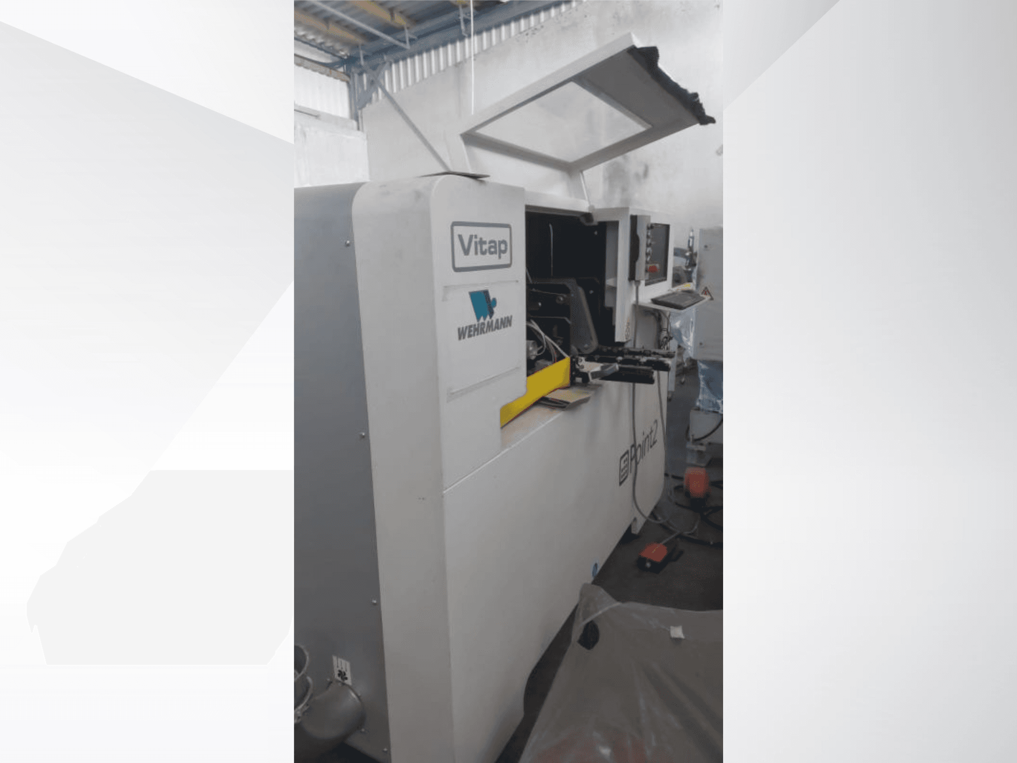 Centro de usinagem CNC VITAP POINT 2, visto de perfil, apresentando o painel de comando e a tampa aberta para facilitar o acesso.