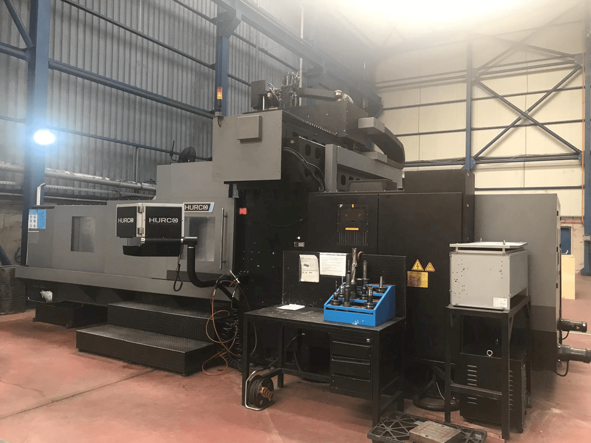 Vista Frontal da Hurco DCX 32i máquina