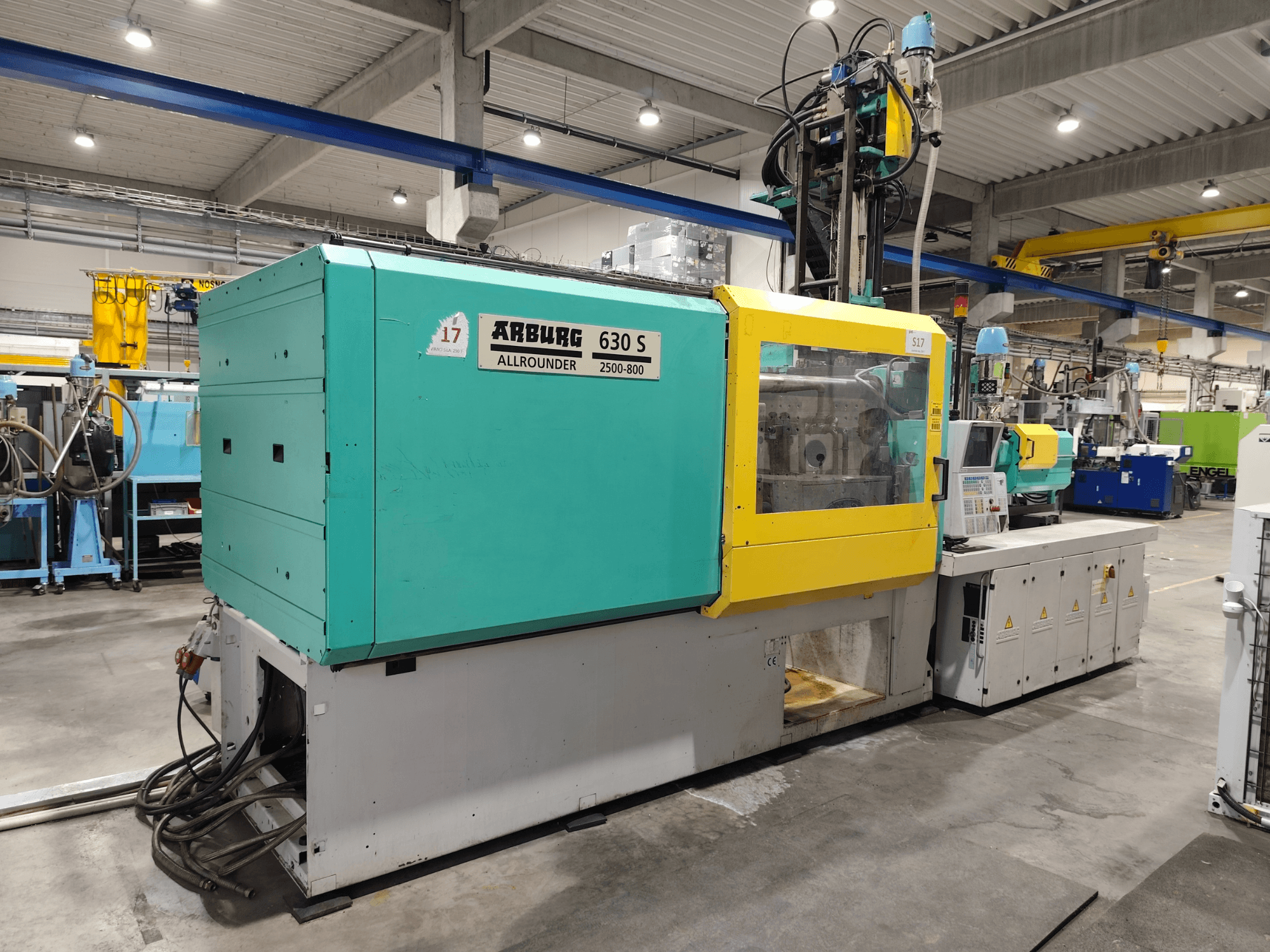 Máquina de moldagem por injeção hidráulica Arburg Allrounder 630S-2500-800/350, vista lateral, com exterior colorido e painel de controlo visível.