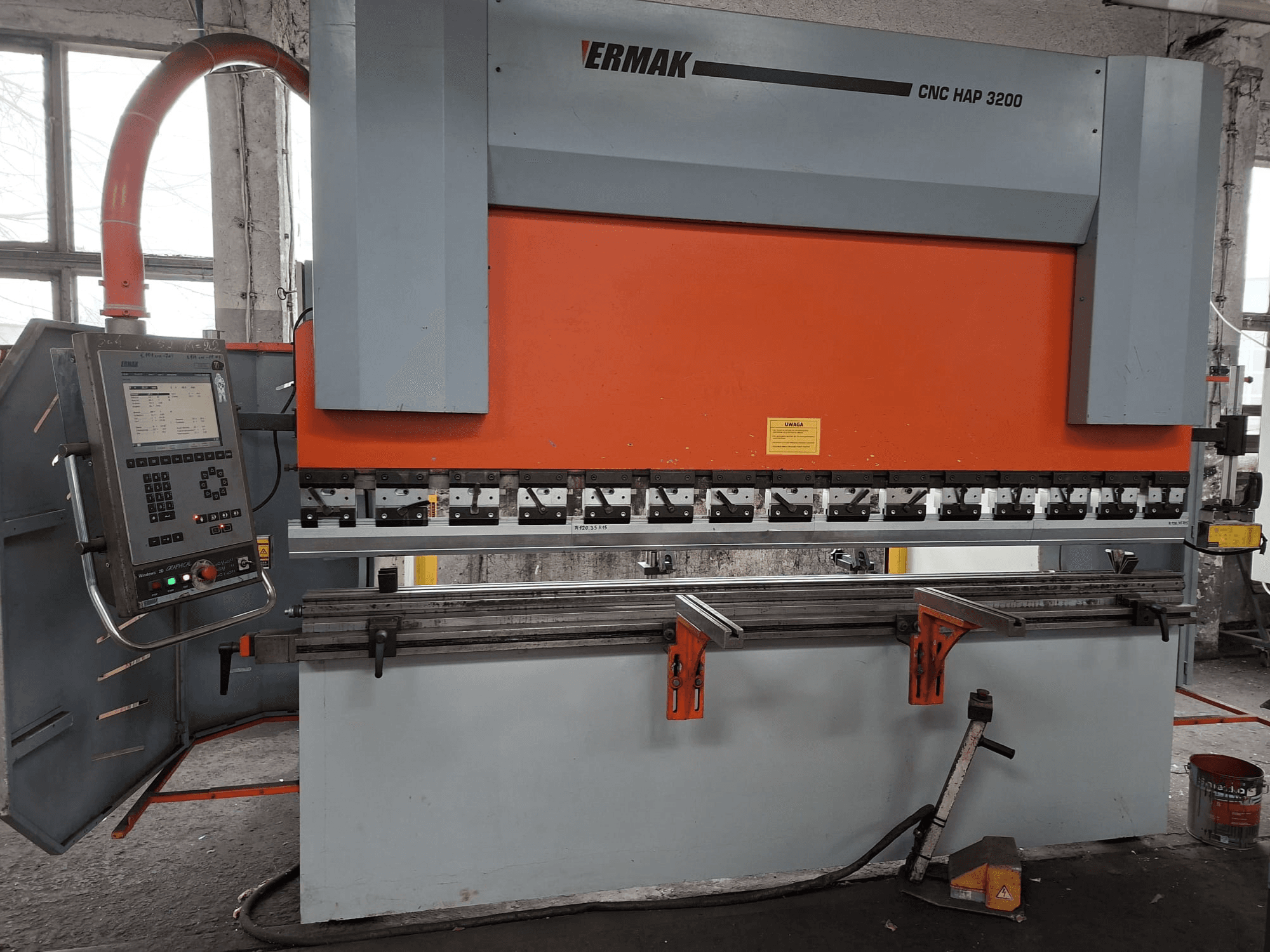 Prensa dobradeira Ermak CNC HAP 3200, vista frontal, com corpo laranja e cinzento, painel de controlo com visor digital e pinças ajustáveis.