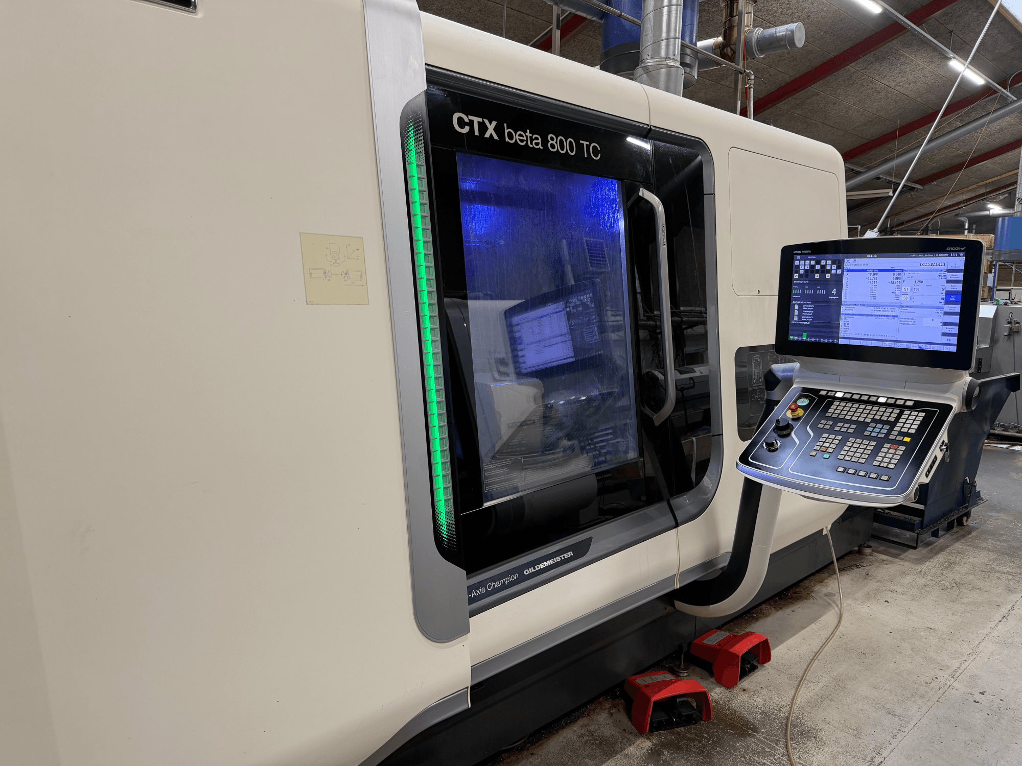 Máquina CNC CTX beta 800 TC em vista lateral, com painel de controlo digital e indicador de segurança verde iluminado.