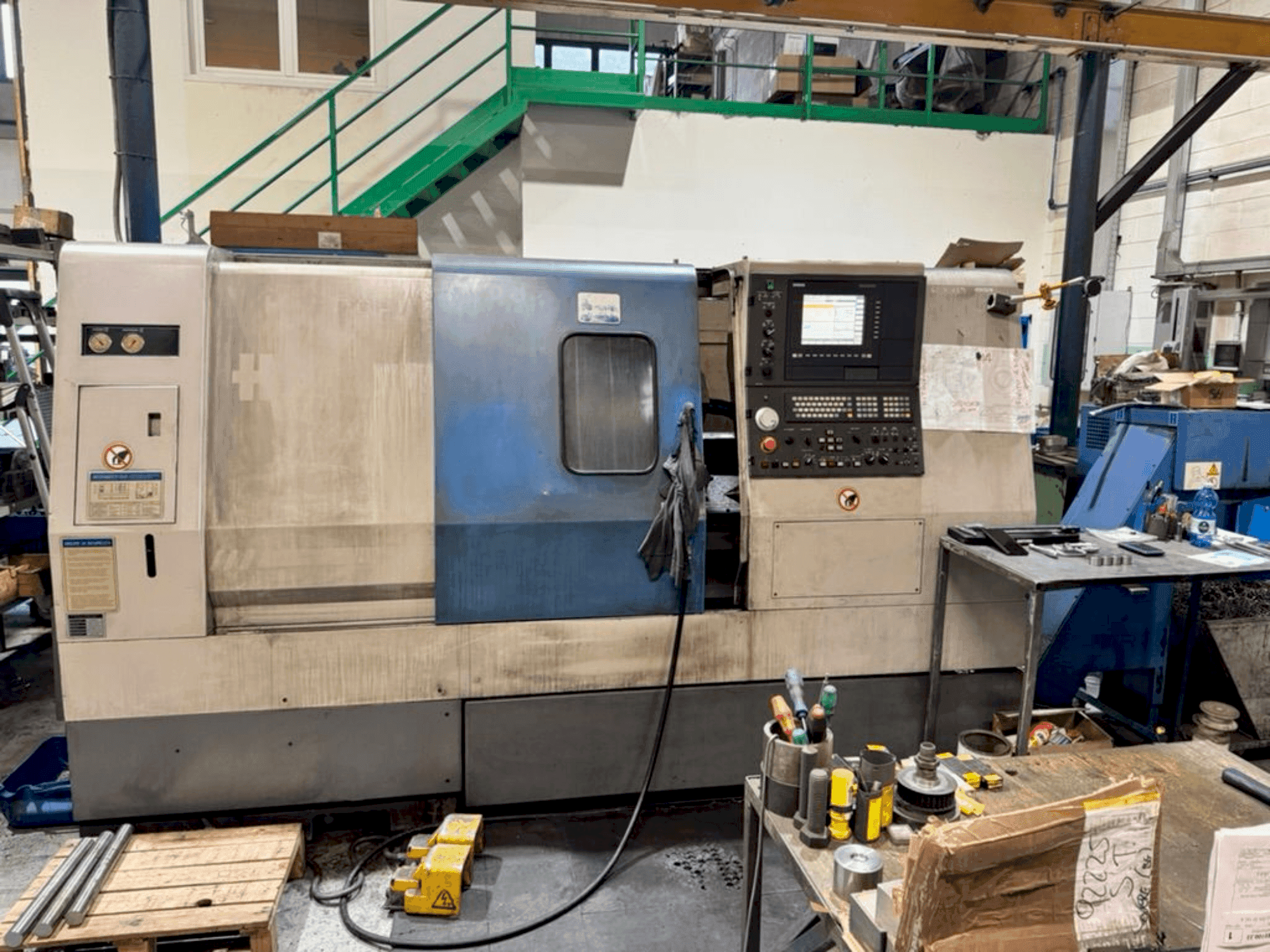 Vista Frontal da Hyundai Hit 250C máquina