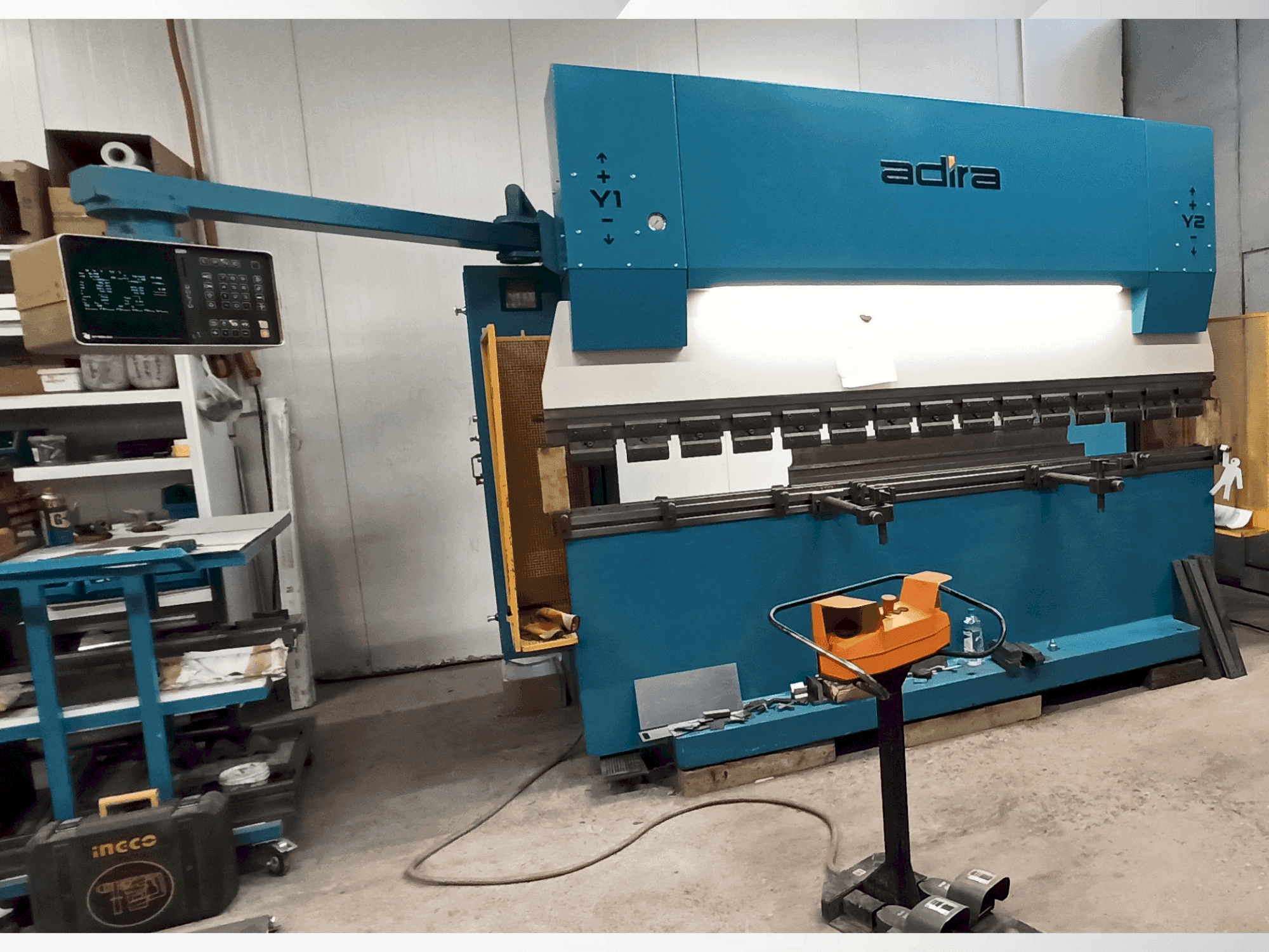 Vista Frontal da ADIRA QIH-11030 DNC CR máquina