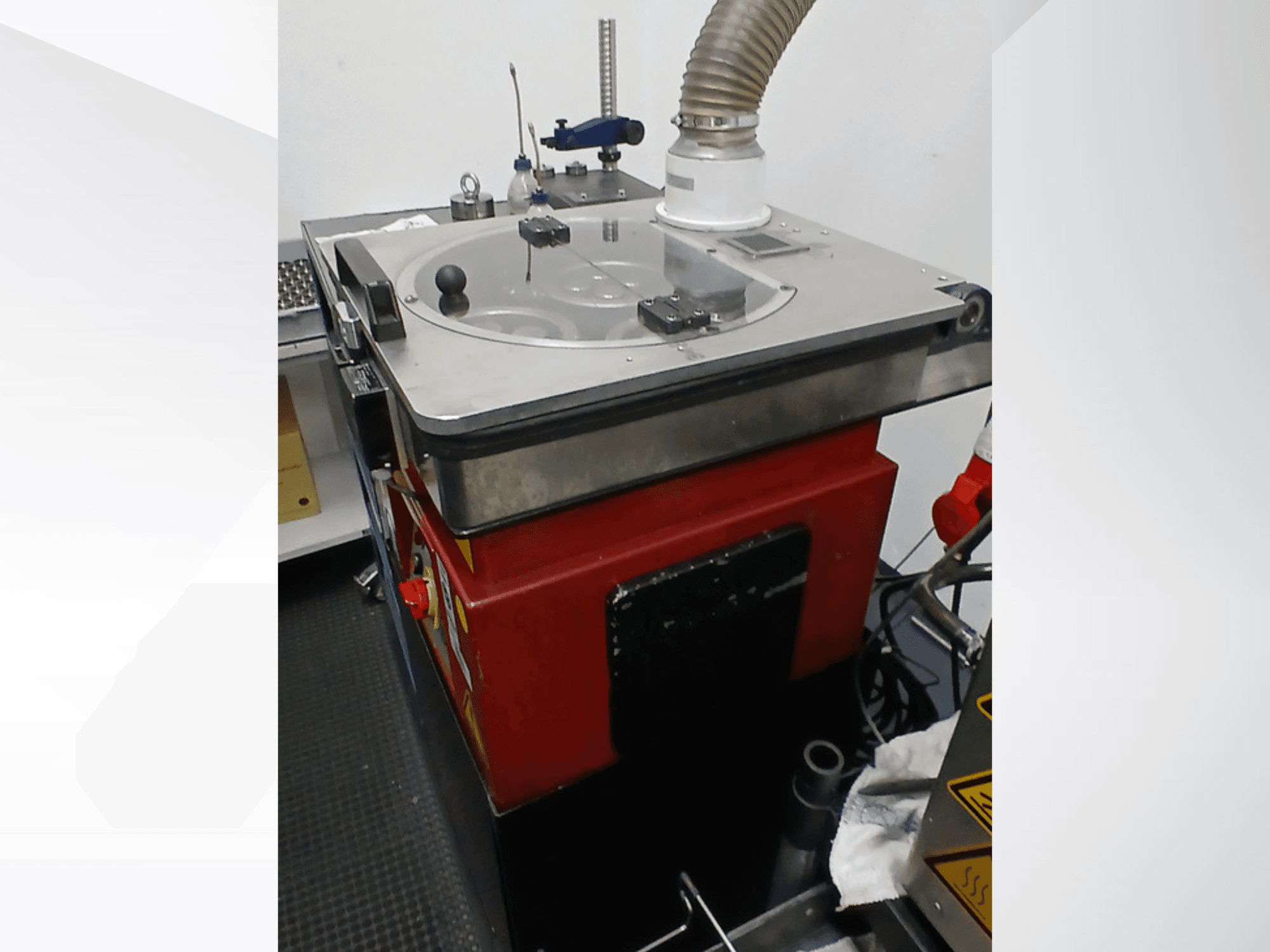 Máquina-ferramenta MYLÄP 400 em vista lateral, com uma mesa arredondada, botões de controlo e mangueira de extração de poeiras ligada.
