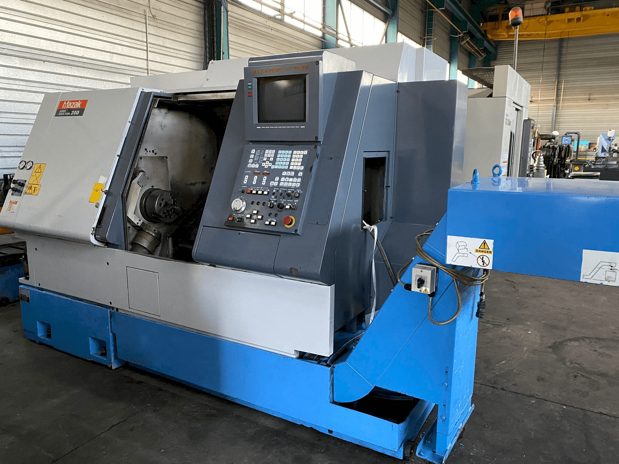 Vista Frontal da Mazak SQT 200 máquina