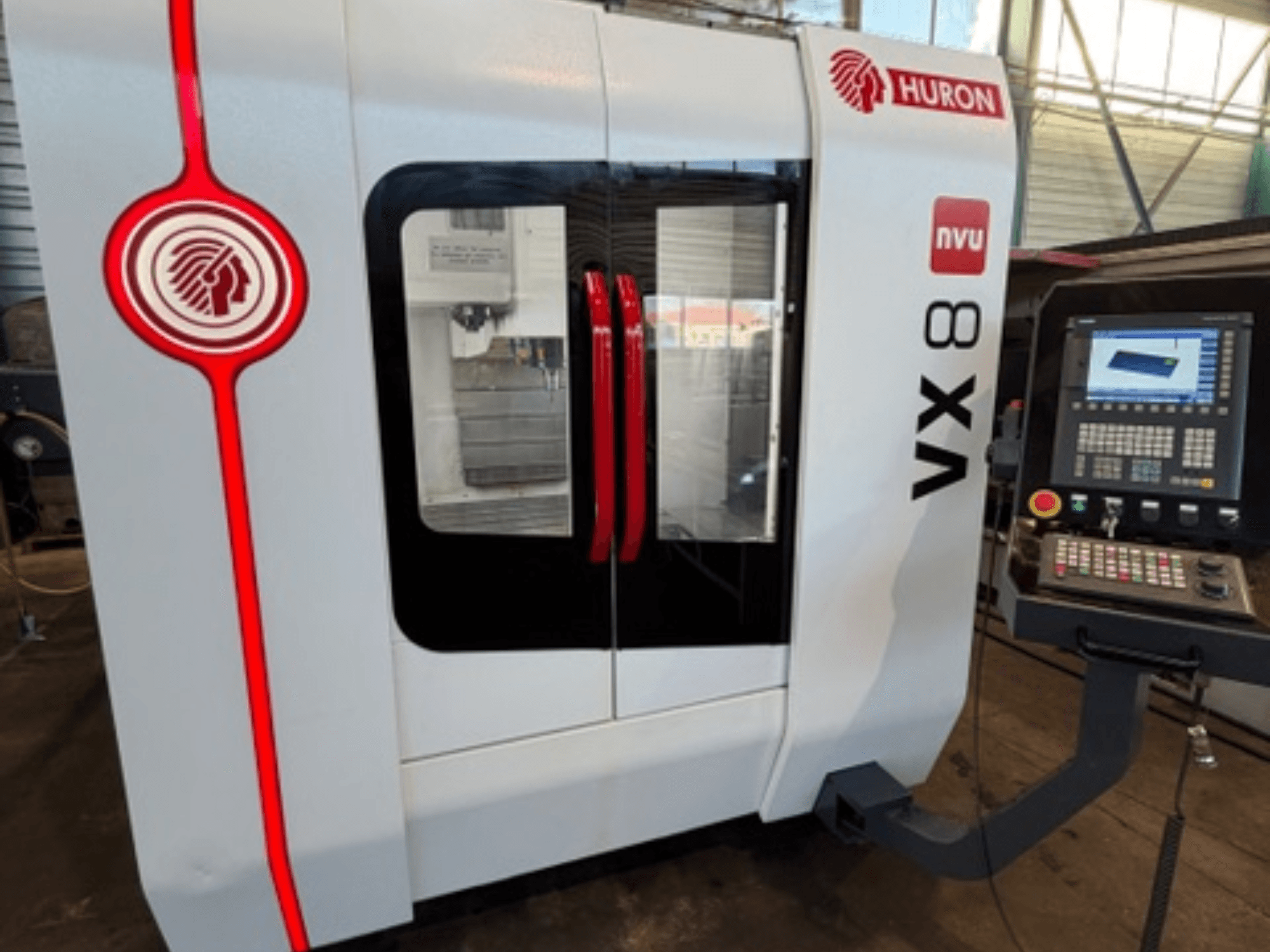 Fresadora Huron VX 8 NVU em branco e vermelho, vista frontal, com painel de controlo com botões e visor.