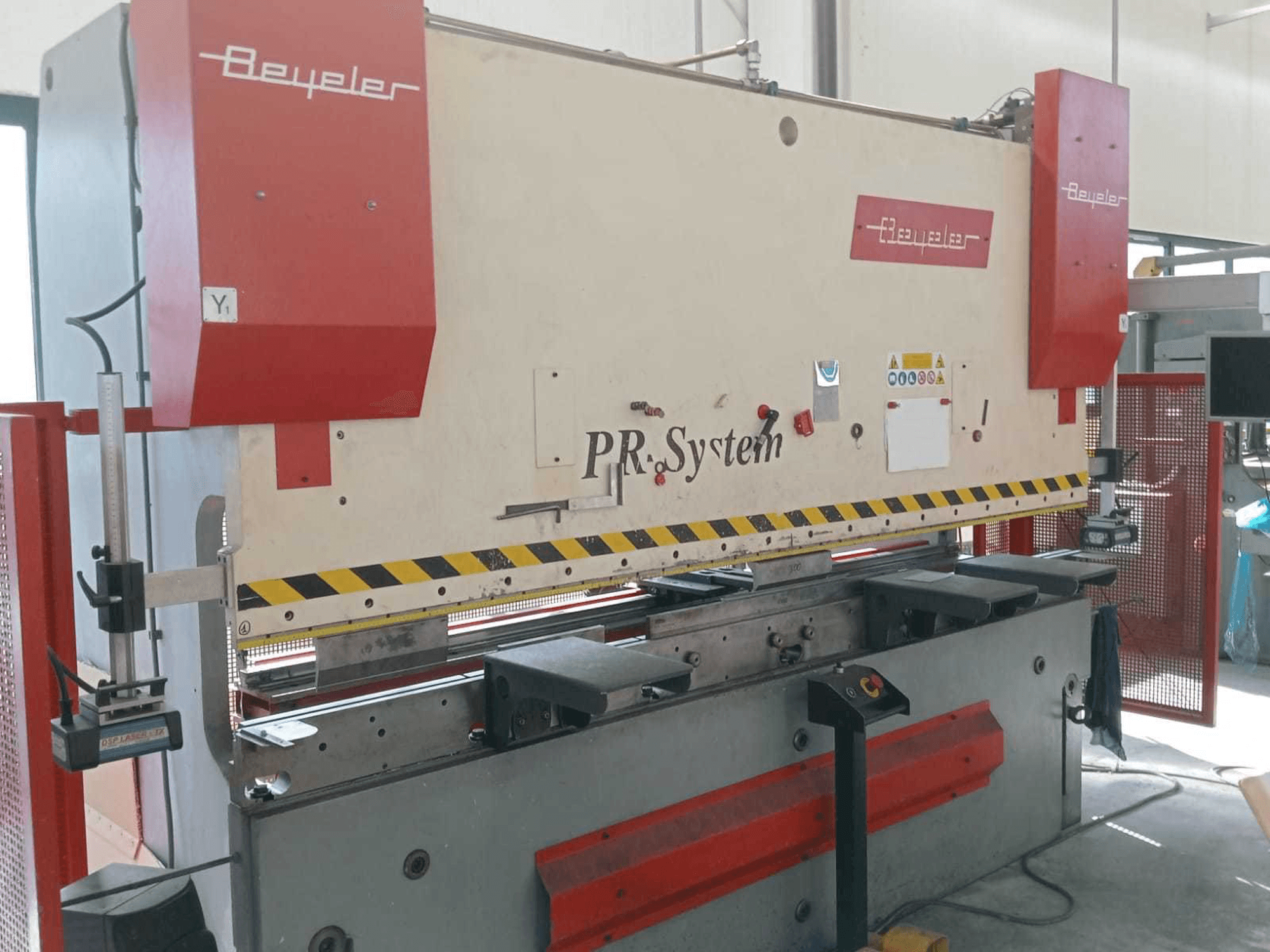 Vista Lateral Esquerda da BEYELER PR6 1500 KN X 3000 MM máquina