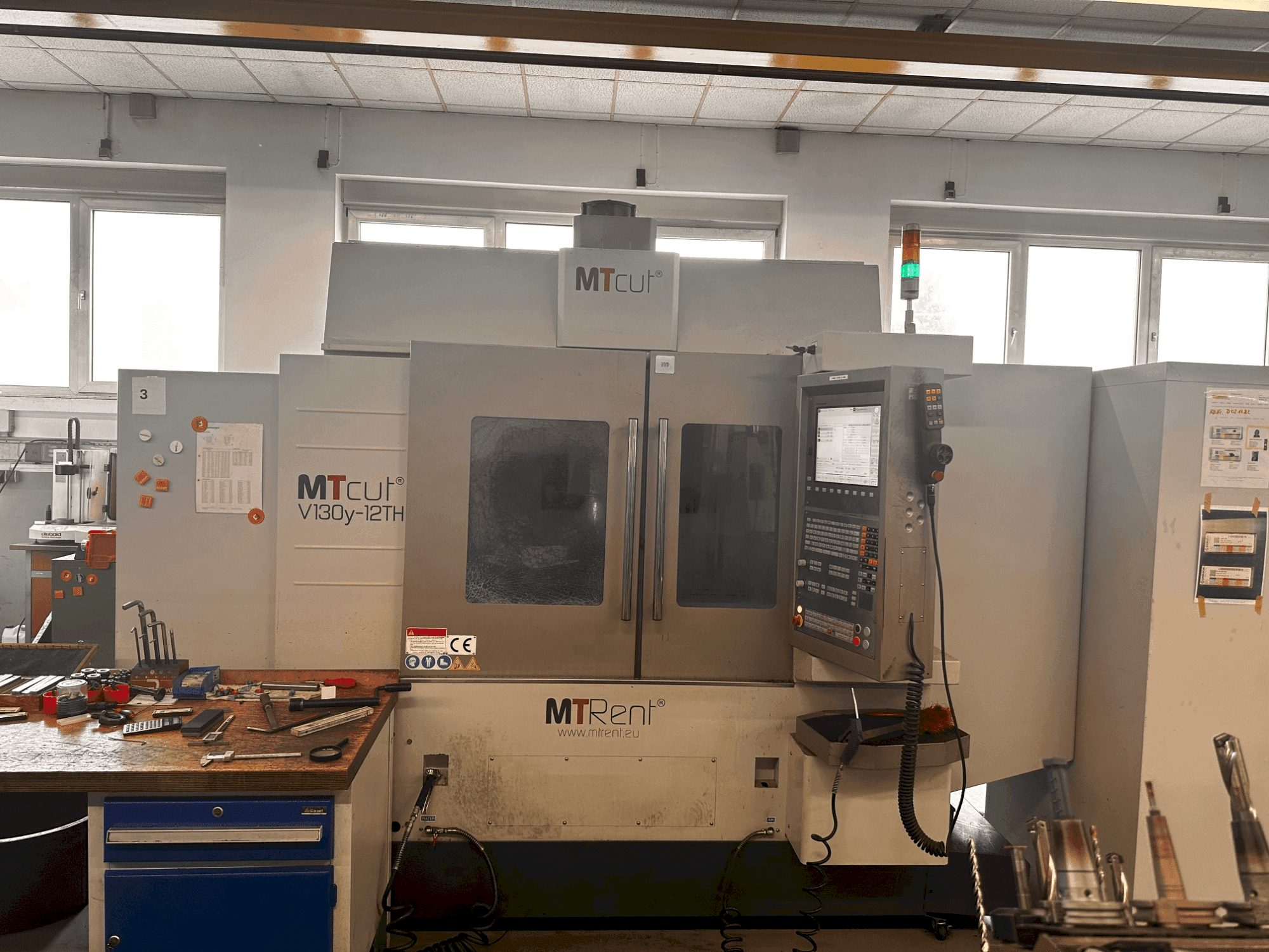 Vista Frontal da MTcut V130y-12TH máquina