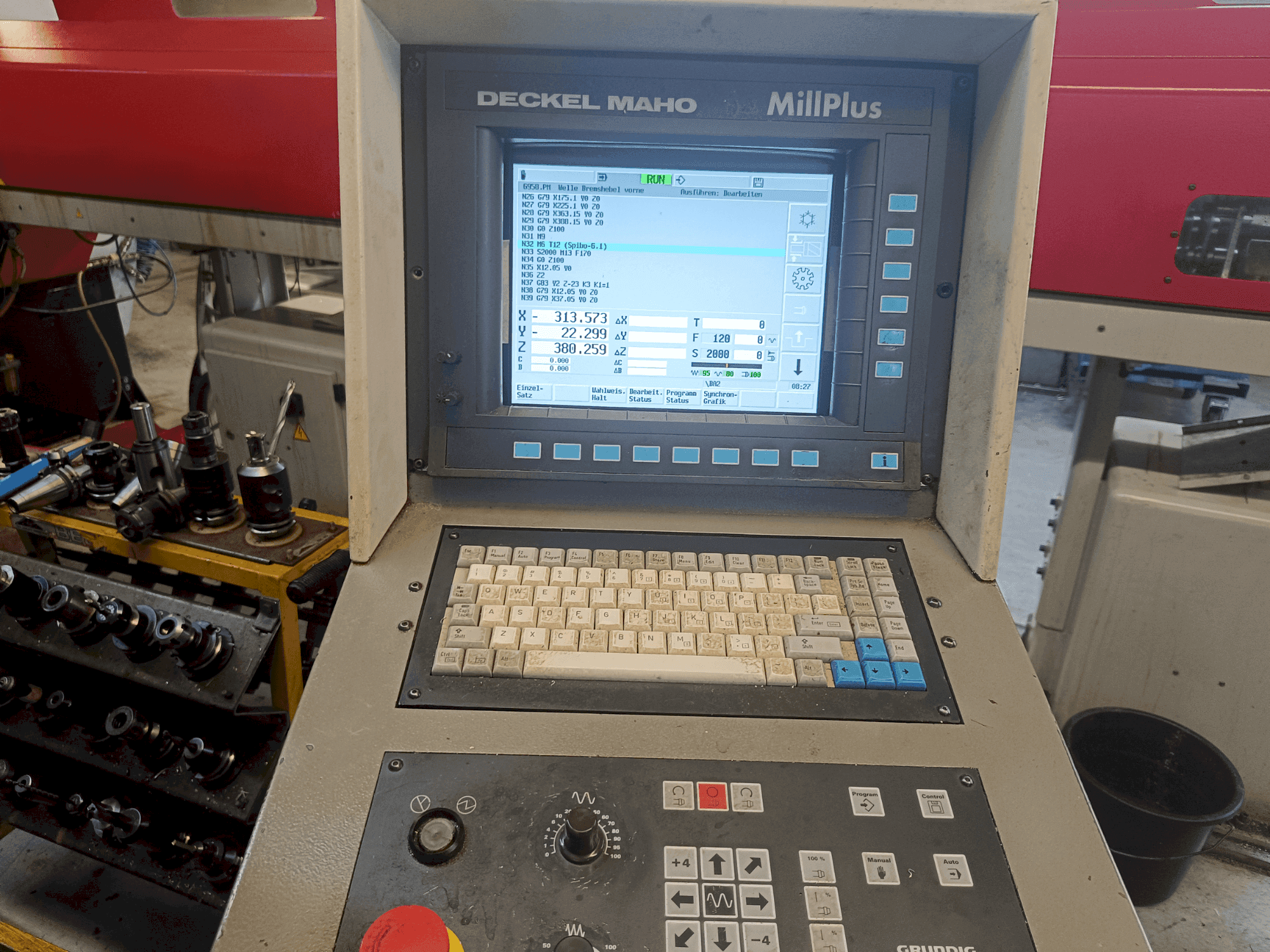 Vista Frontal da DECKEL MAHO DMU 50V máquina