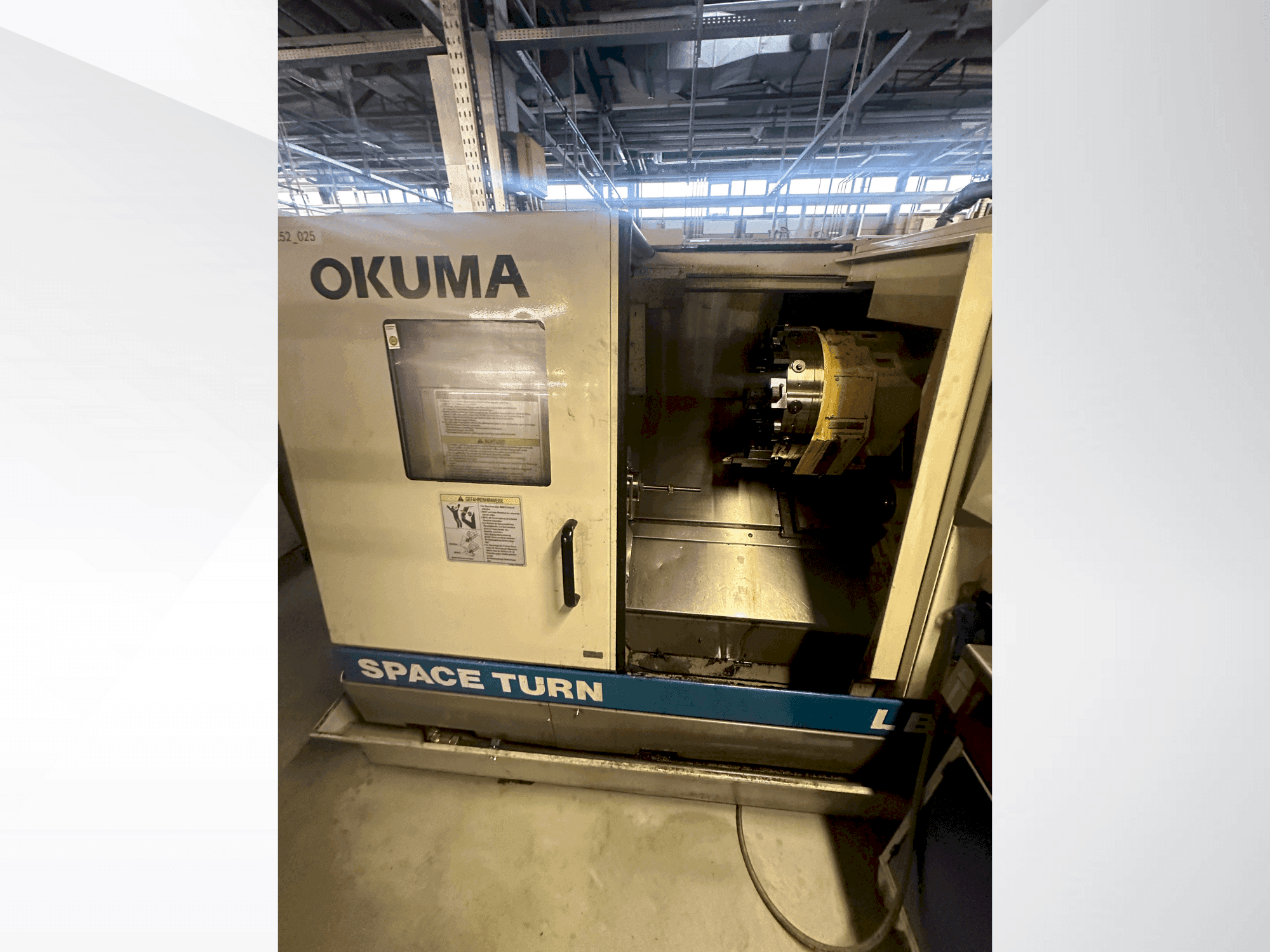 Vista Frontal da Okuma LB 300 máquina