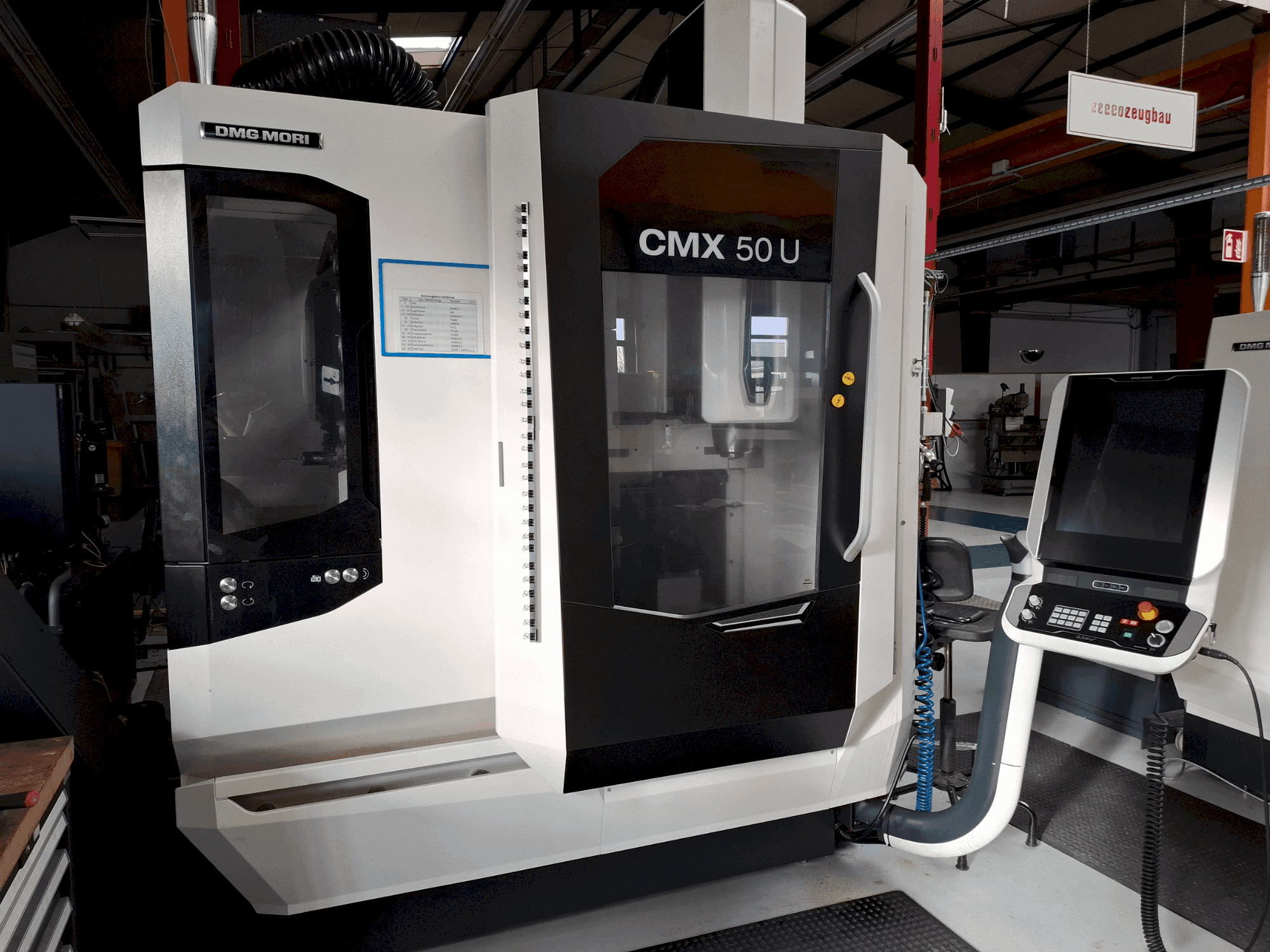 Vista Frontal da DMG MORI CMX 50U máquina