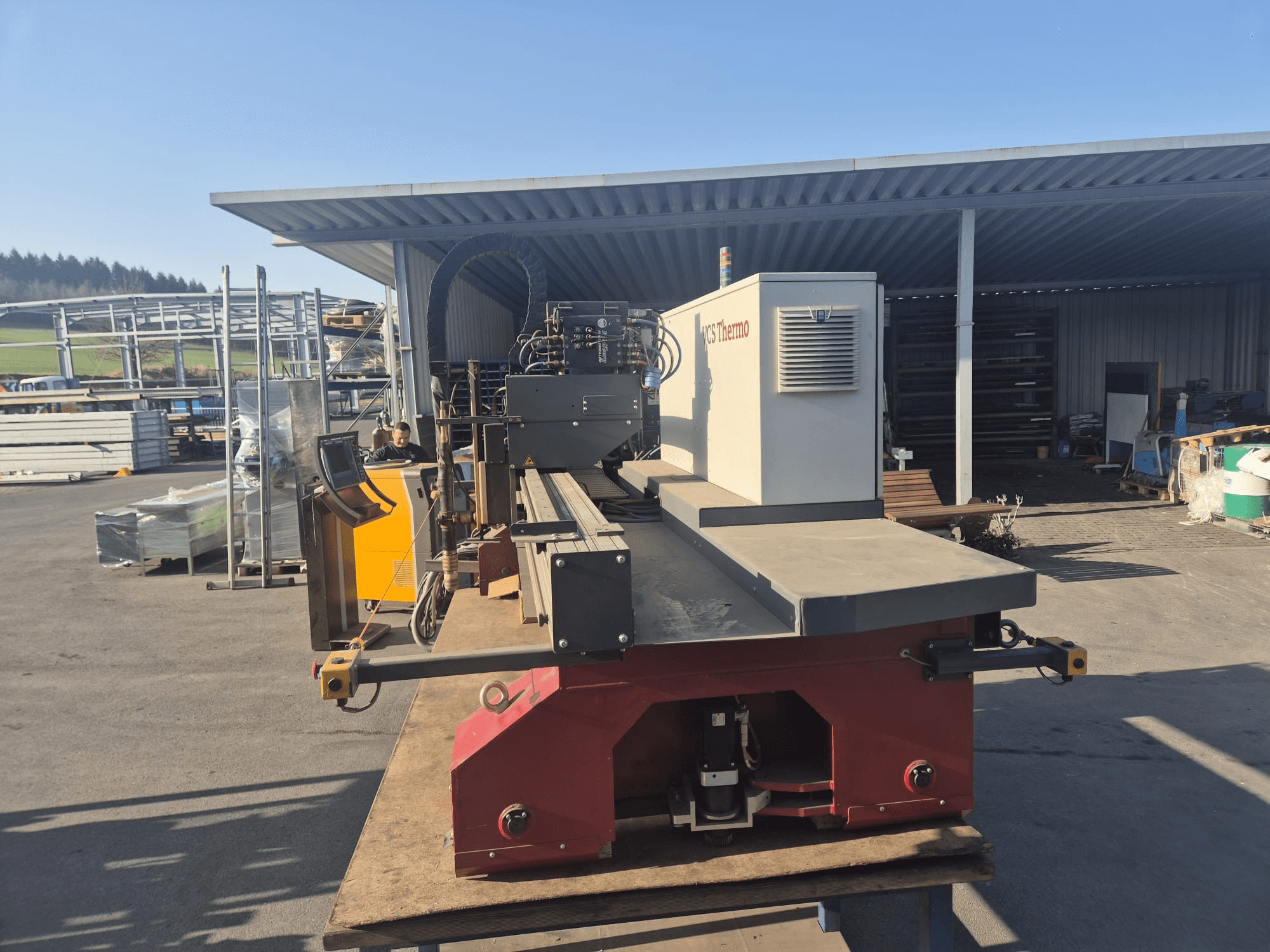 Vista frontal da máquina de corte por plasma VOORTMAN VACAM VCS Thermo sobre uma superfície de trabalho, mostrando o painel de controlo e a área de corte.