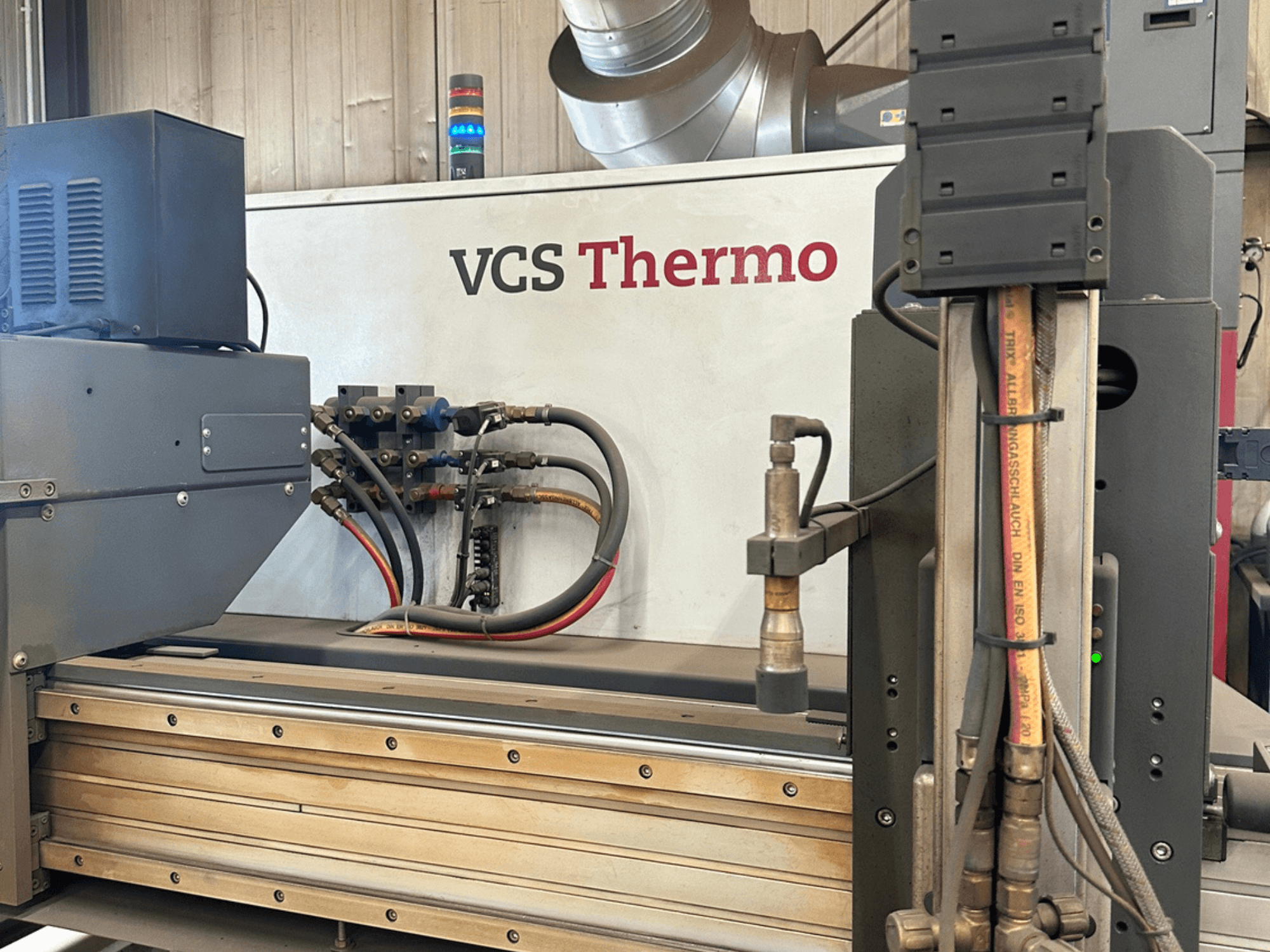 Máquina de corte por plasma Hypertherm HPR130XD, vista lateral que mostra as ligações, o painel de controlo e os componentes operacionais.
