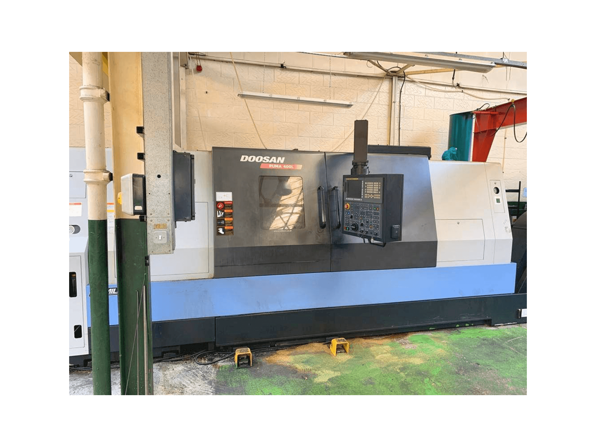 Vista Frontal da Doosan Puma 400LB máquina