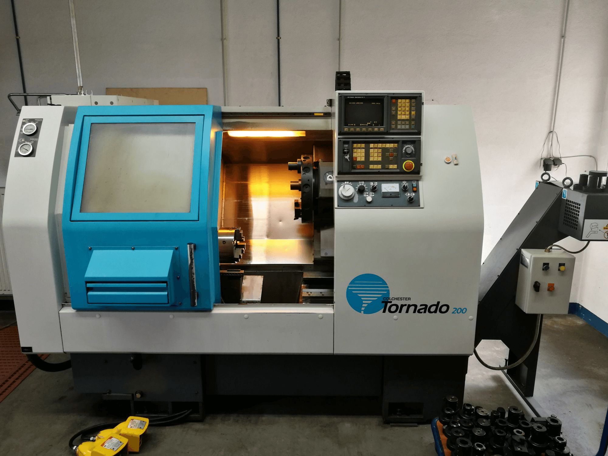 Vista Frontal da Colchester TORNADO 200 máquina