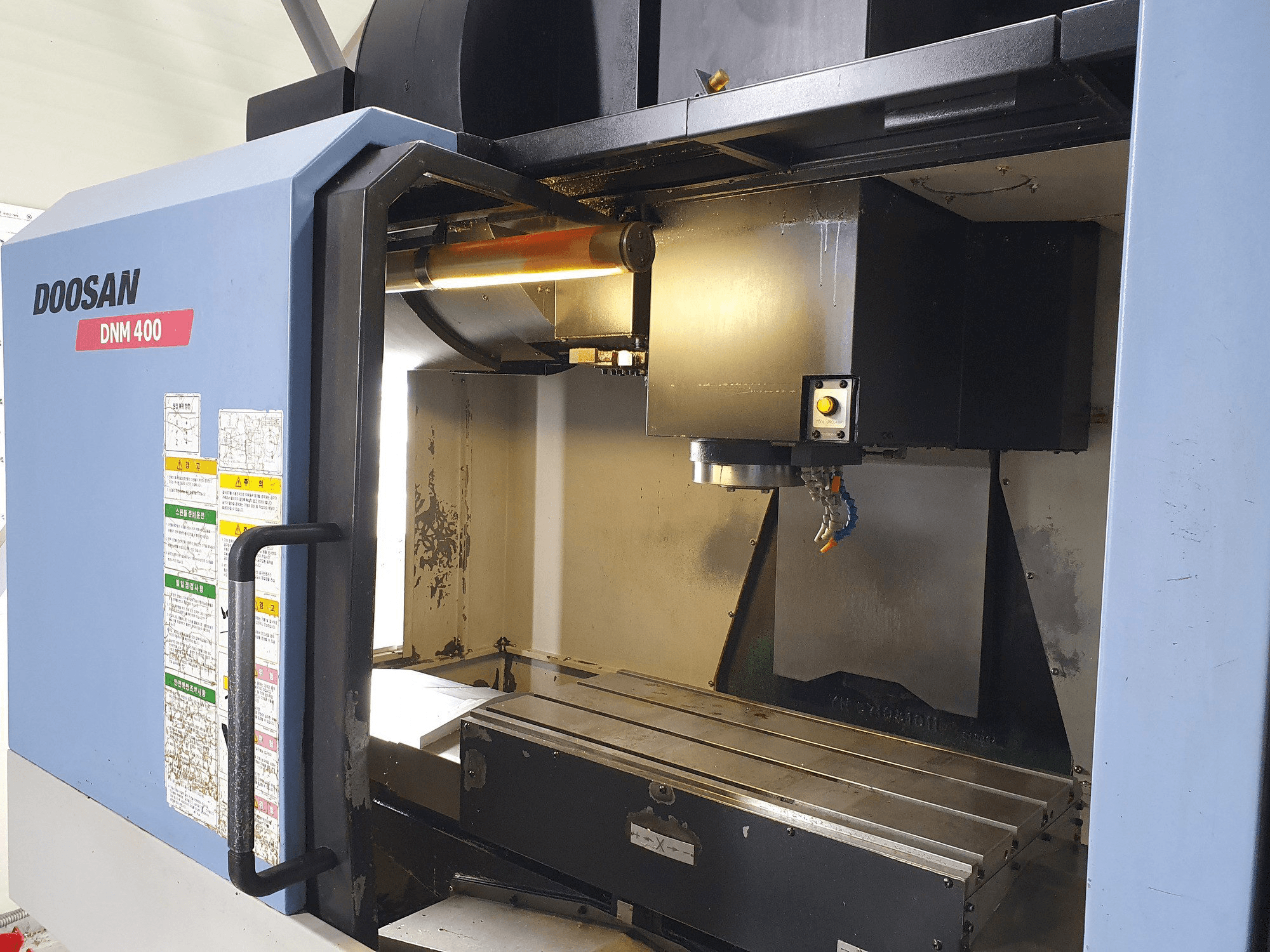 Vista Frontal da Doosan DNM400 máquina