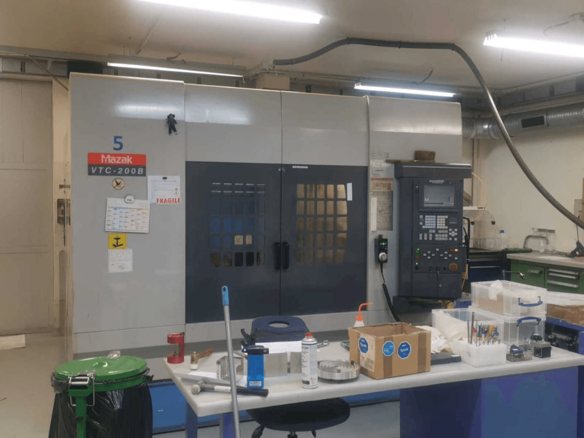 Vista Frontal da Mazak VTC 200B máquina