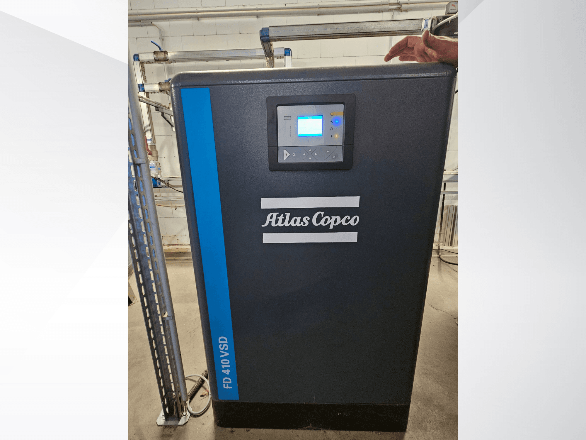 Compressor de ar GA 110 VSD+ da Atlas Copco numa vista frontal, com um ecrã digital e detalhes em azul para uma fácil identificação.