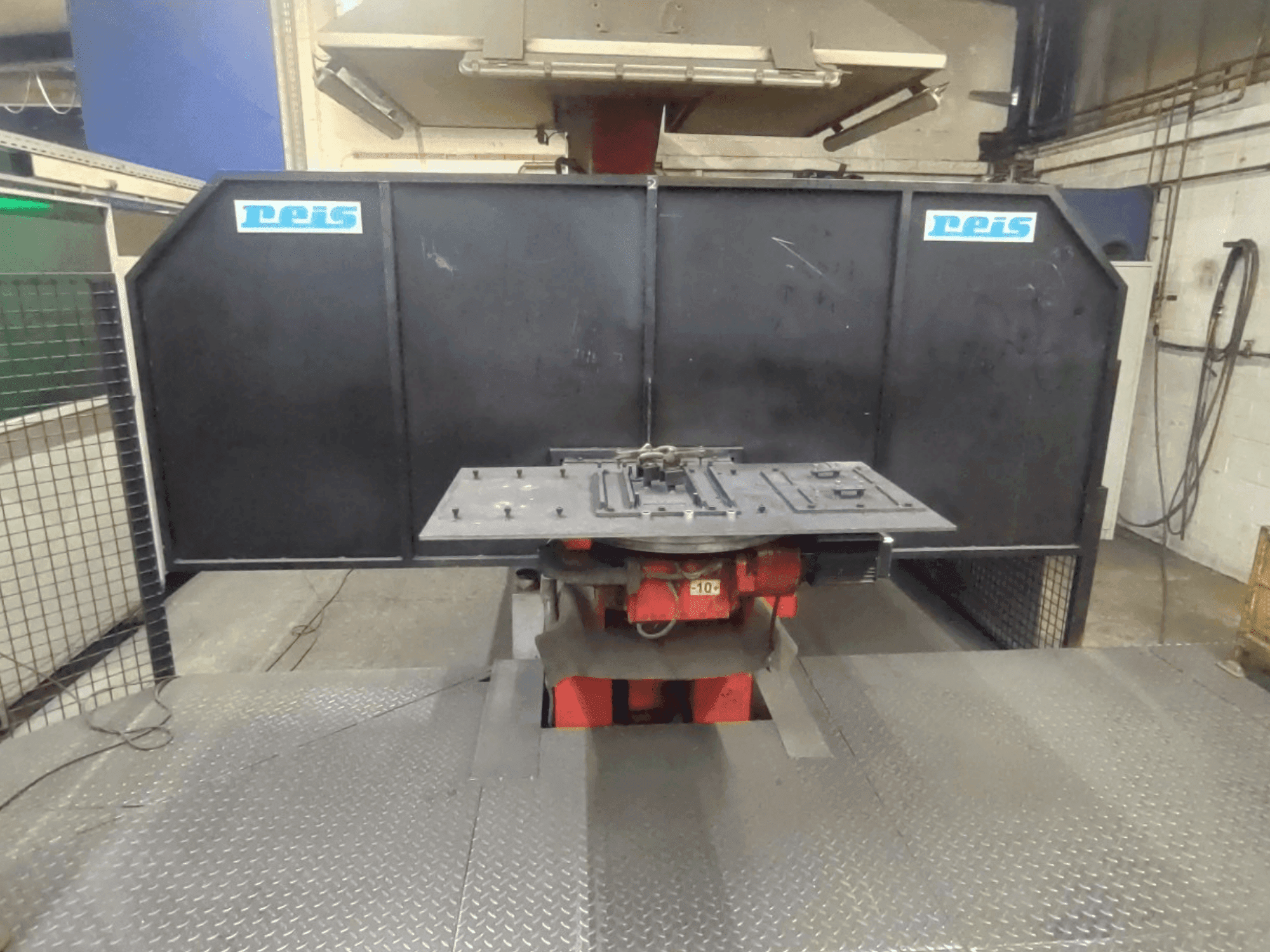 Vista Frontal da Reis Robotics Robot System - RDT 40 / SRV 6 / RDT 40 máquina