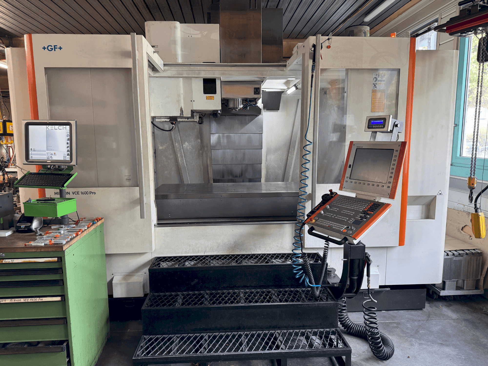 Vista Frontal da MIKRON VCE 1600 PRO máquina