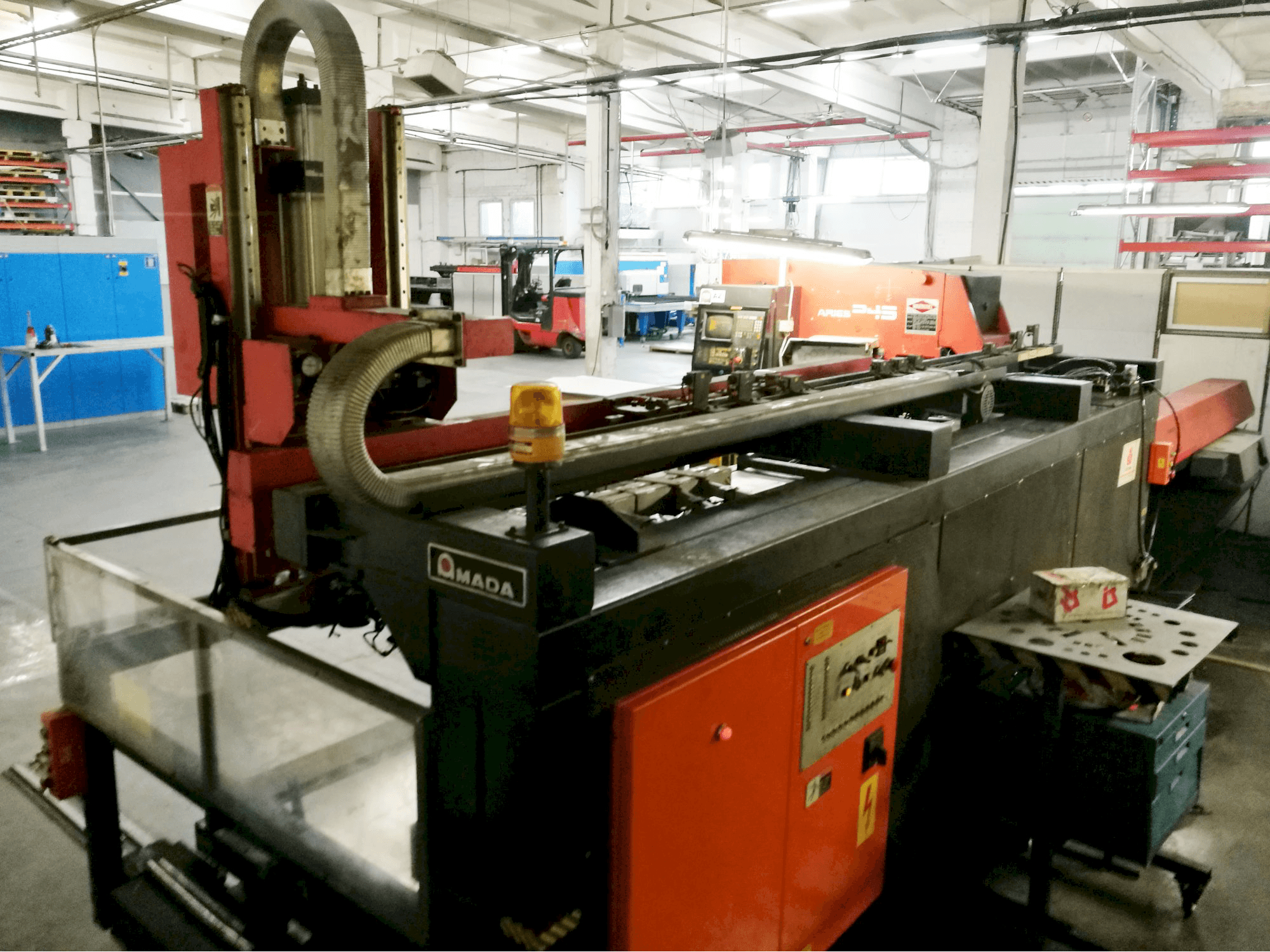 Vista Lateral Esquerda da AMADA ARIES 245 máquina