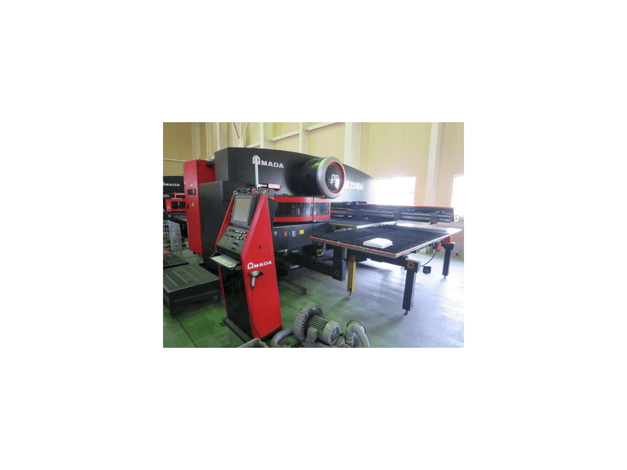 Vista Frontal da AMADA EM 2510NT máquina